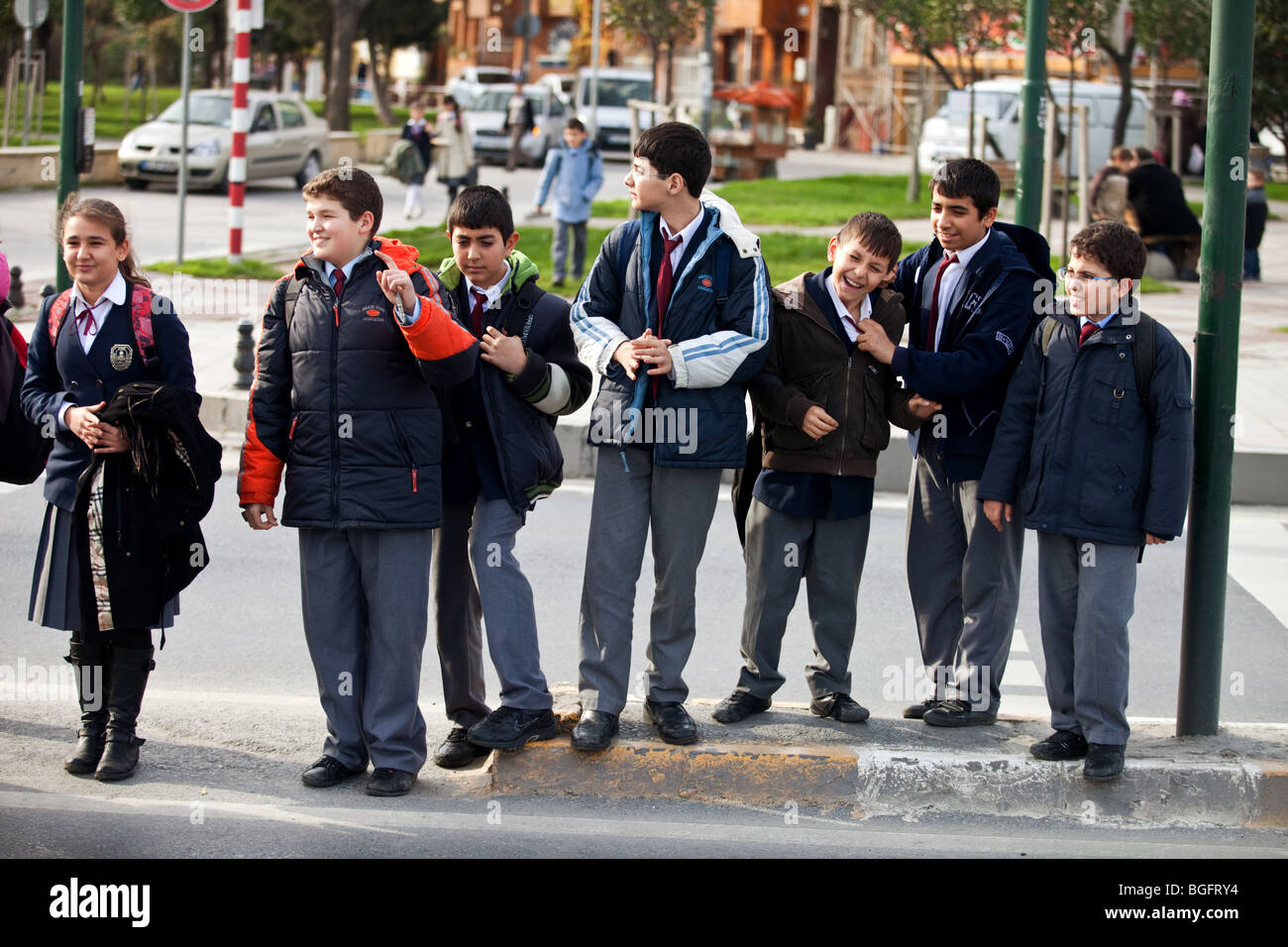 Türkische Schüler auf ihrem Weg von der Schule in Eyüp, Istanbul, Türkei Stockfoto