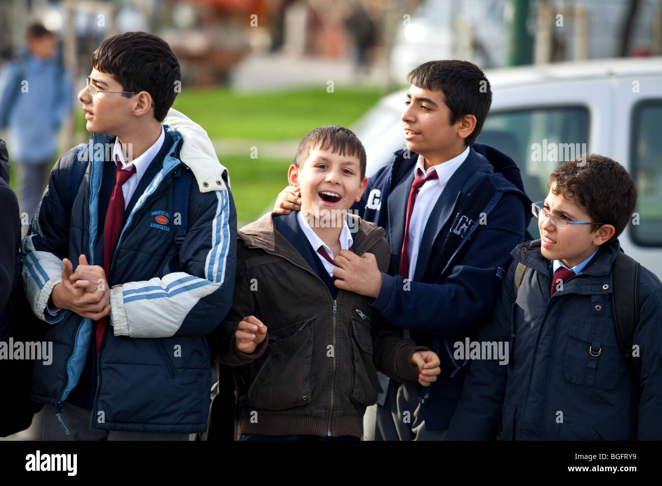 Türkische Schüler auf ihrem Weg von der Schule in Eyüp, Istanbul, Türkei Stockfoto