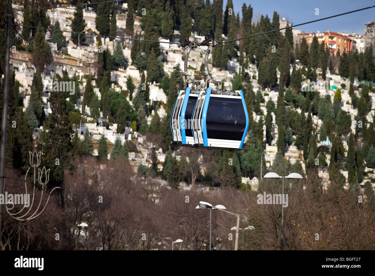 Seilbahn über Euyp Friedhof (Eyüp Sultan Mezarligi) Pierre Loti Cafe, Istanbul, Türkei. Stockfoto