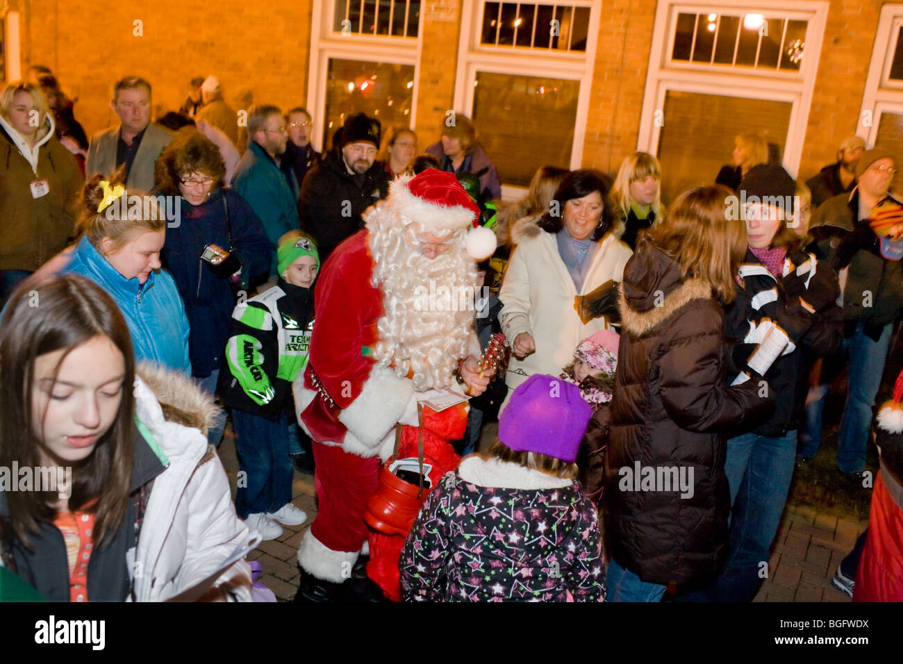 Santa Claus kommt in die Stadt, Weihnachten caroling in Canajoharie, New York State Stockfoto