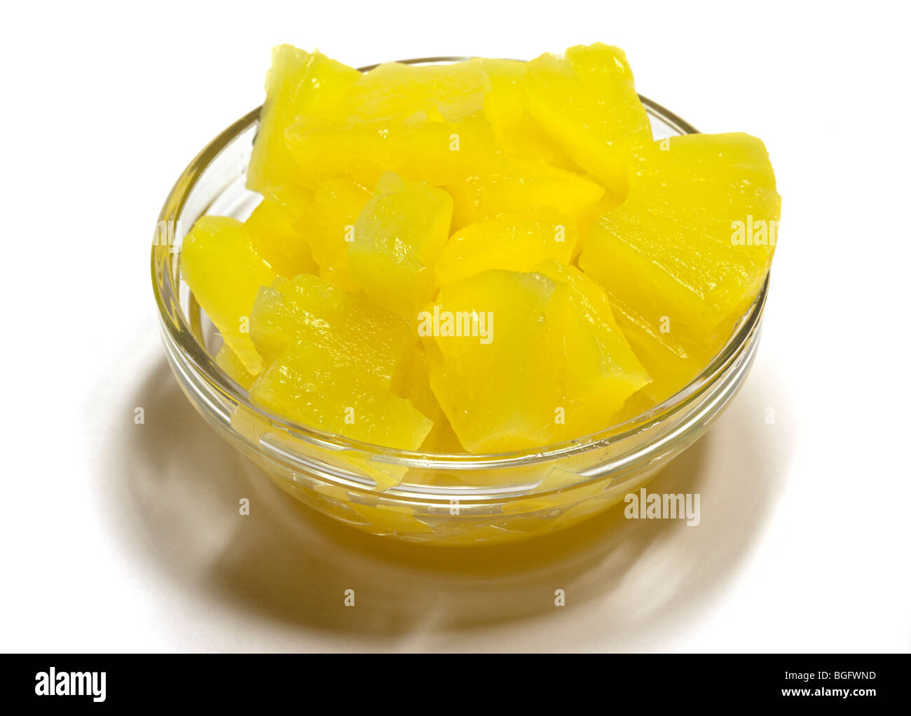 Ananas Stücke in Glasschale Stockfoto