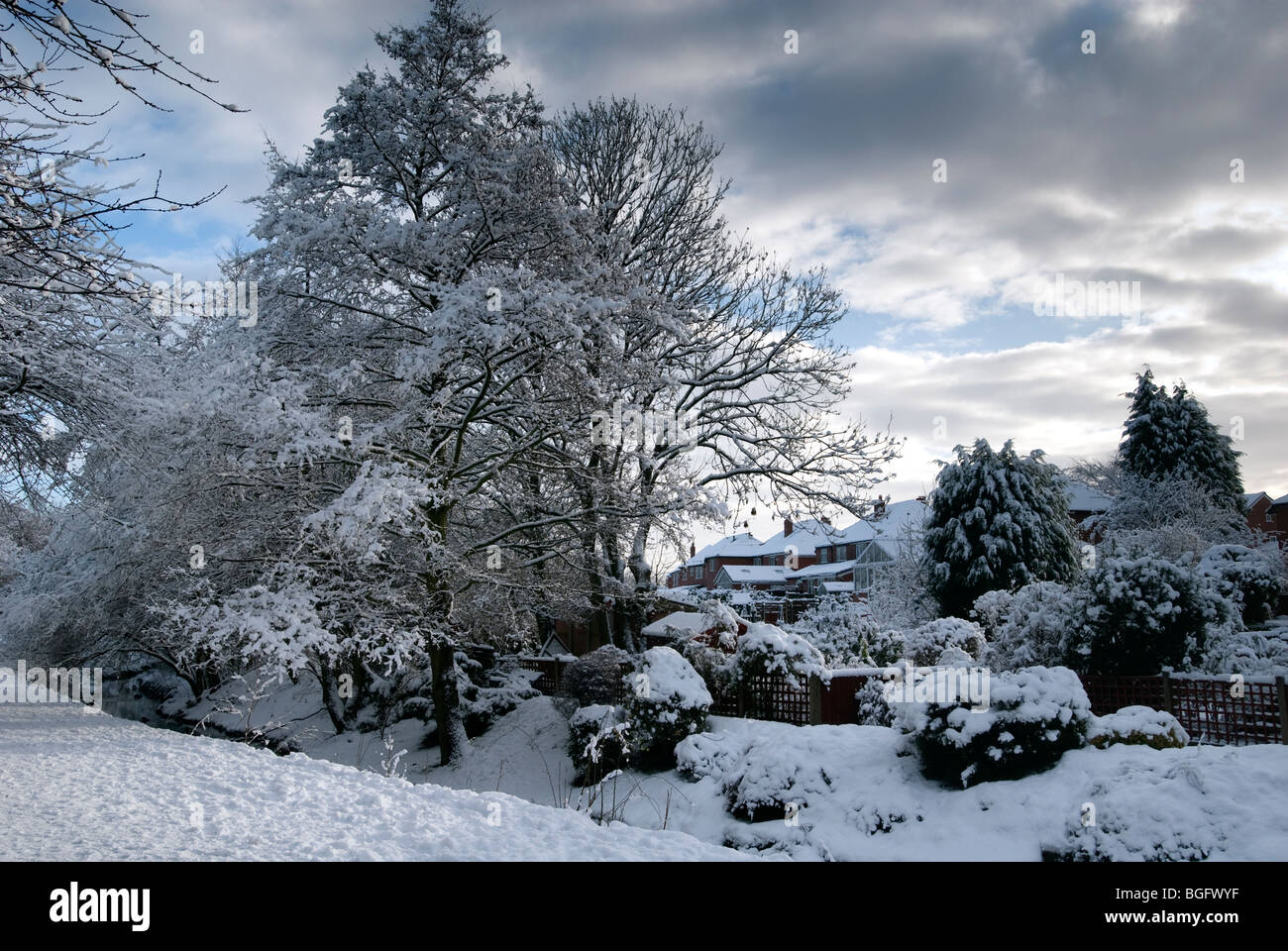 Eine Winterlandschaft mit Schnee ringsum. Stockfoto