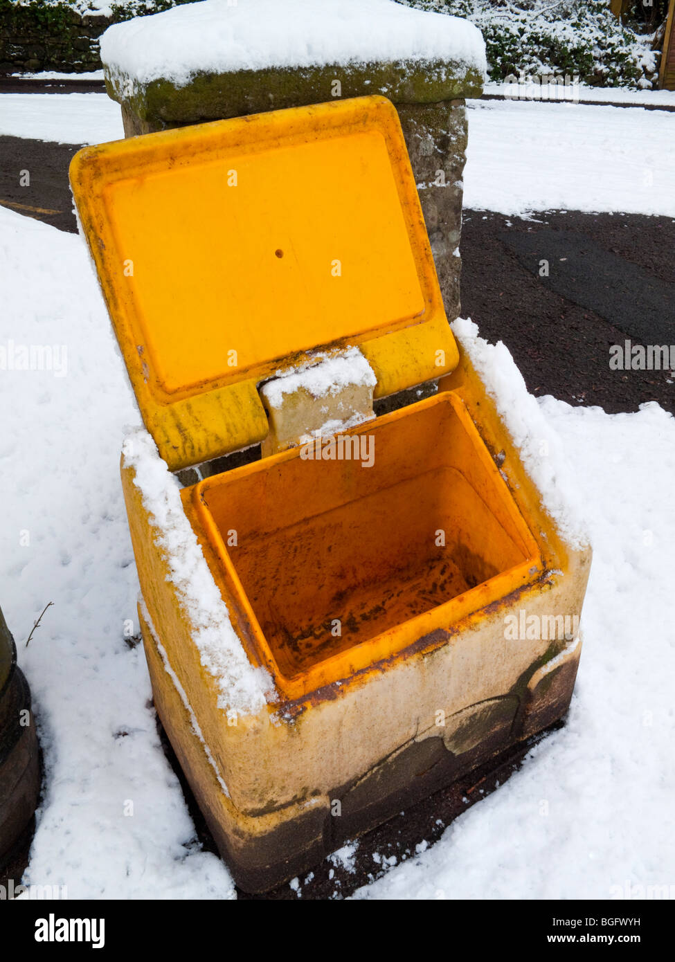 Leere Grit bin verwendet für Schneeräumarbeiten Straßen verursacht Probleme für Autofahrer in Derbyshire während der harten Winterbedingungen 2010 Stockfoto