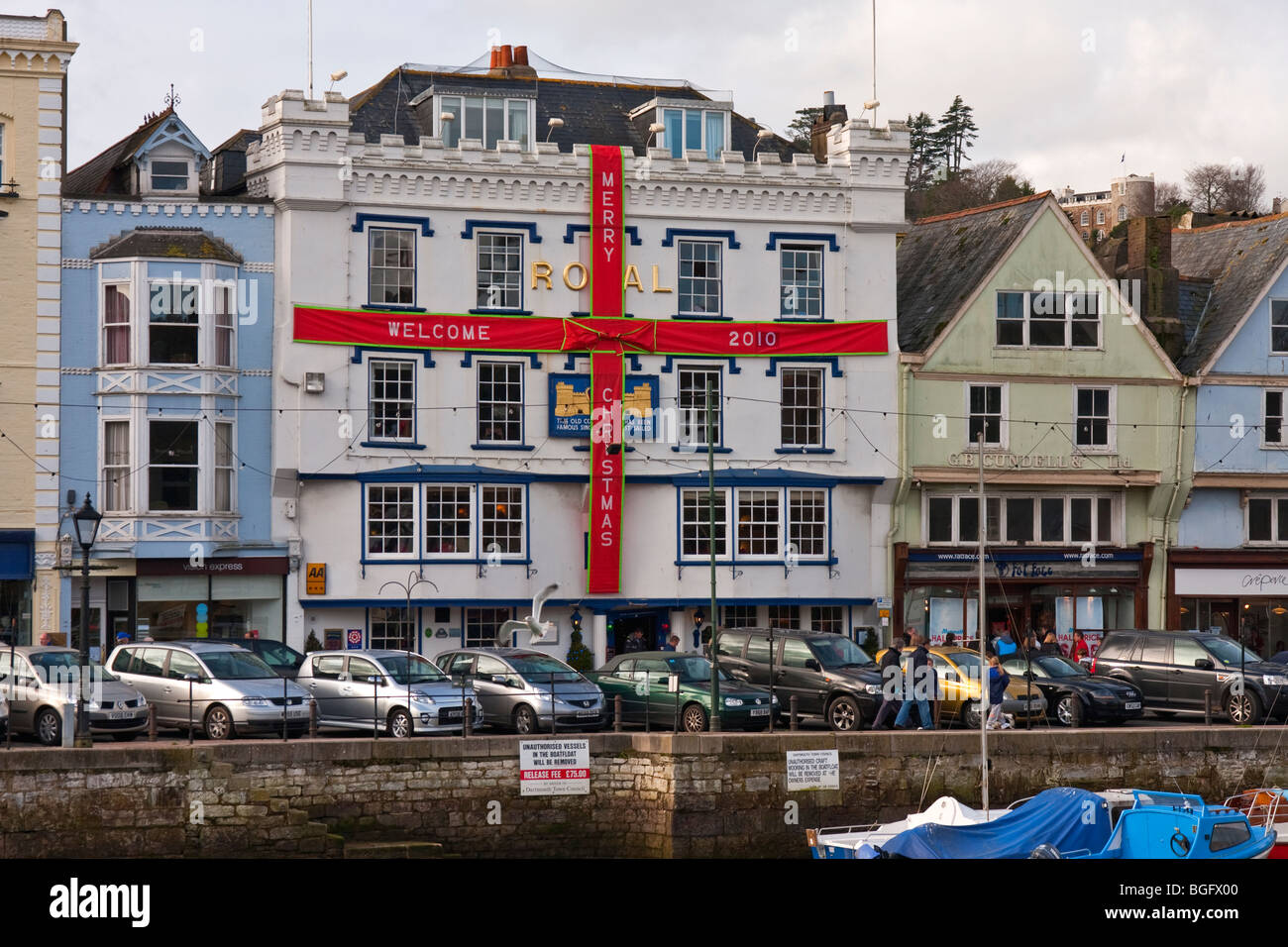 'Royal Inn' dekoriert für Weihnachten in Dartmouth, Devon Stockfoto