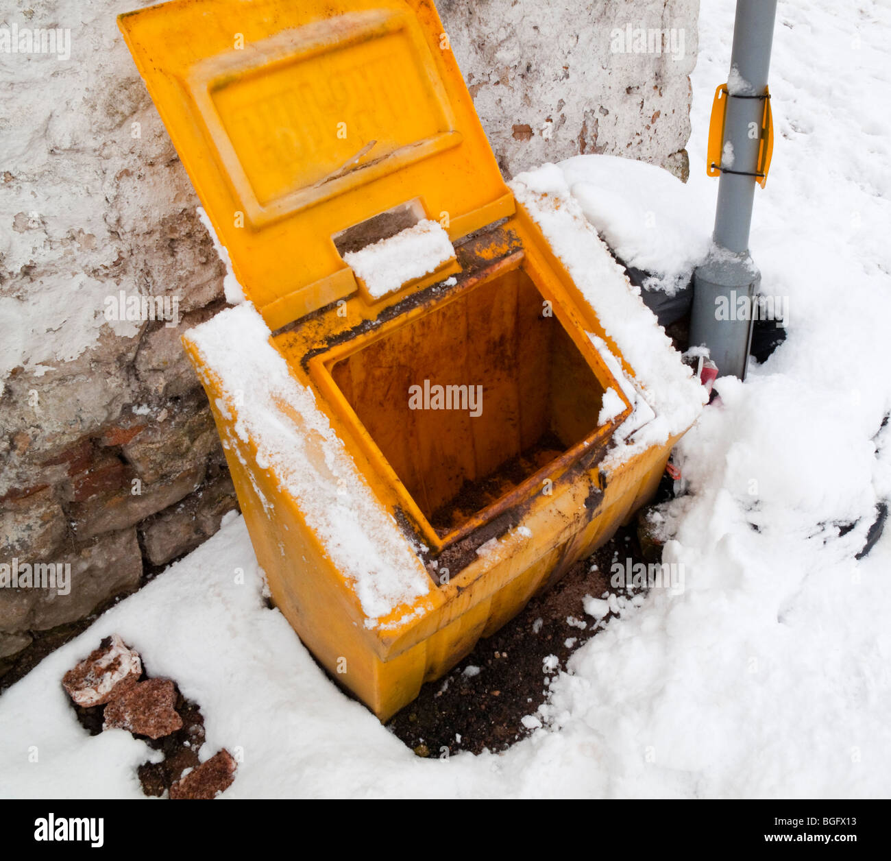 Leere Grit bin verwendet für Schneeräumarbeiten Straßen verursacht Probleme für Autofahrer in Derbyshire während der harten Winterbedingungen 2010 Stockfoto