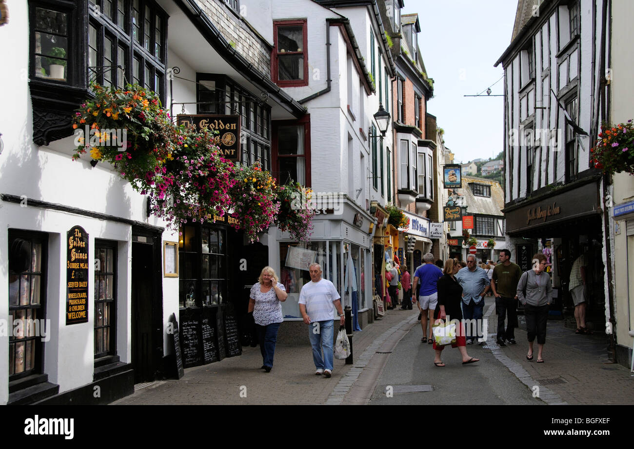 East Looe Cornwall England schmale shopping Straße beliebte West-Land-Urlaub und Angeln resort Stockfoto