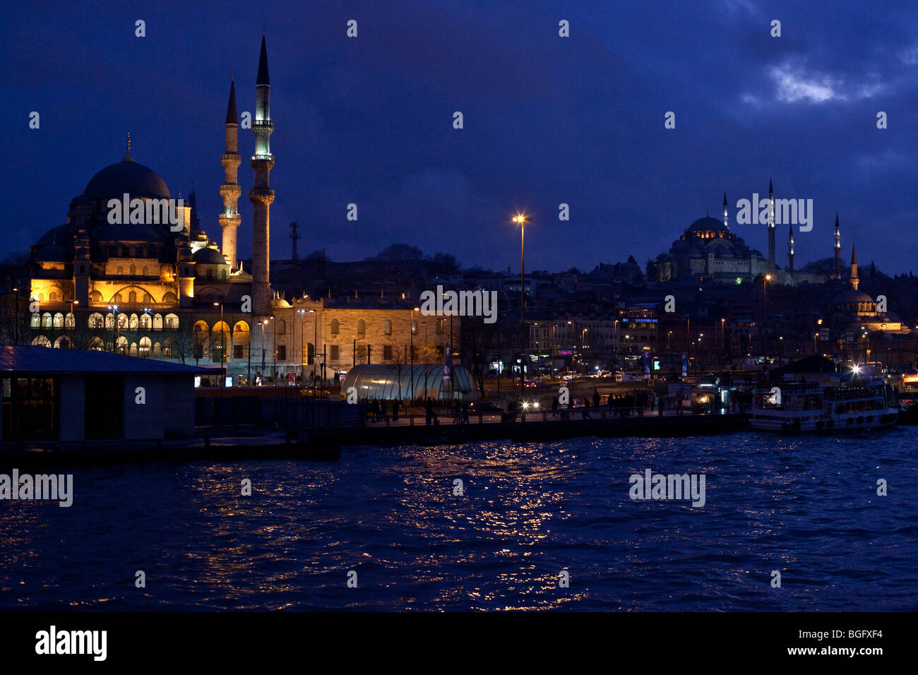 Yeni Valide Camii - neue Moschee (L) und Süleymaniye-Moschee (R) bei Nacht Istanbul, Türkei Stockfoto