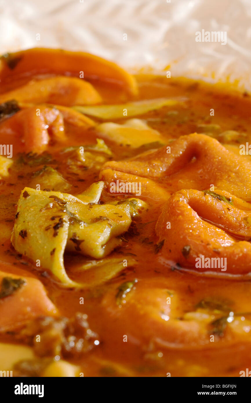 Tortellini-Suppe Stockfoto