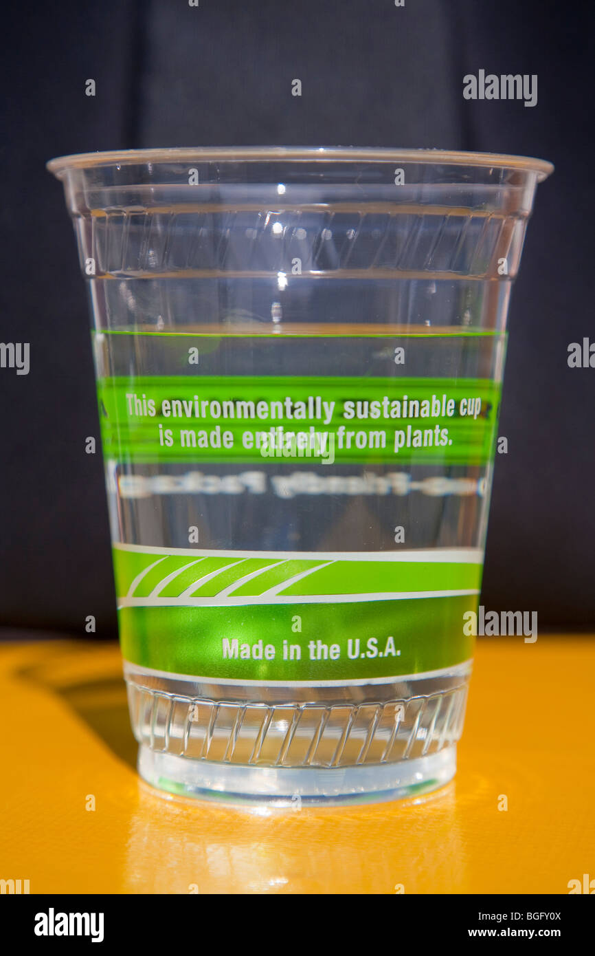 Nahaufnahme einer Fabri-Kal Greenware Kaltgetränk Tasse voll Wasser. Ausschließlich aus Pflanzen hergestellt. Stockfoto