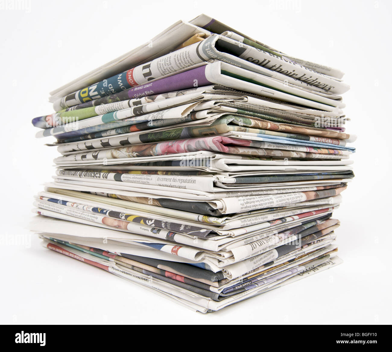 Stapel von Zeitungen auf weißem Hintergrund, bereit zum Recycling Stockfoto