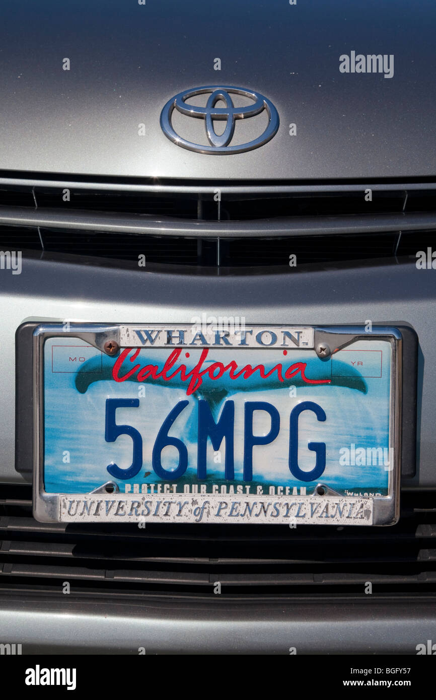 Nahaufnahme von benutzerdefinierten Nummernschild Rechtschreibung 56 MPG "auf Kendrick Li 2004 Toyota Prius. Stockfoto