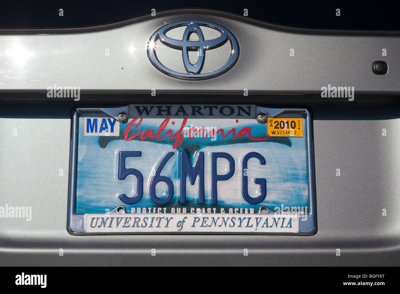 2004 Toyota Prius hat ein 56 MPG "benutzerdefinierte Nummernschild. Leute zahlen für kundenspezifische Platten und Erlös unterstützt verschiedene Ursachen. Stockfoto