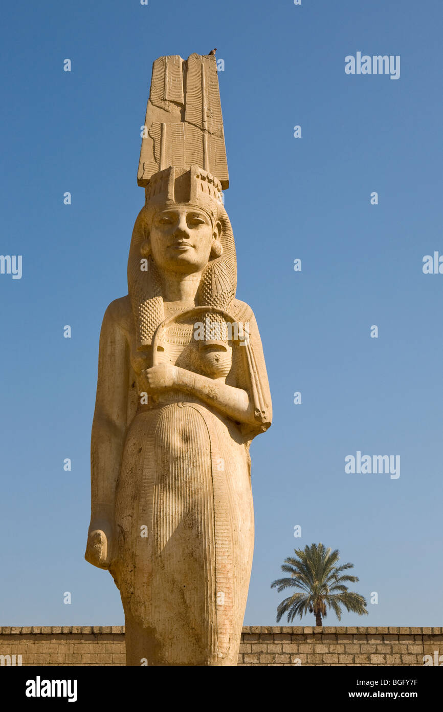 Die Statue von Meryetamun, Tochter und königliche Gemahlin von Ramses II in Achmim in der Nähe von Sohag, Mittelägypten. Stockfoto