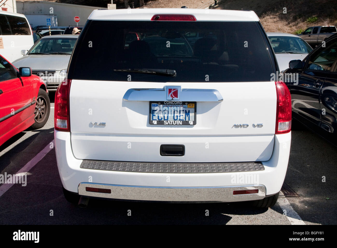 Heckansicht des weißen California 'ECO GEM' personalisierte Kennzeichen am Saturn Vue AWD V6 SUV. Stockfoto