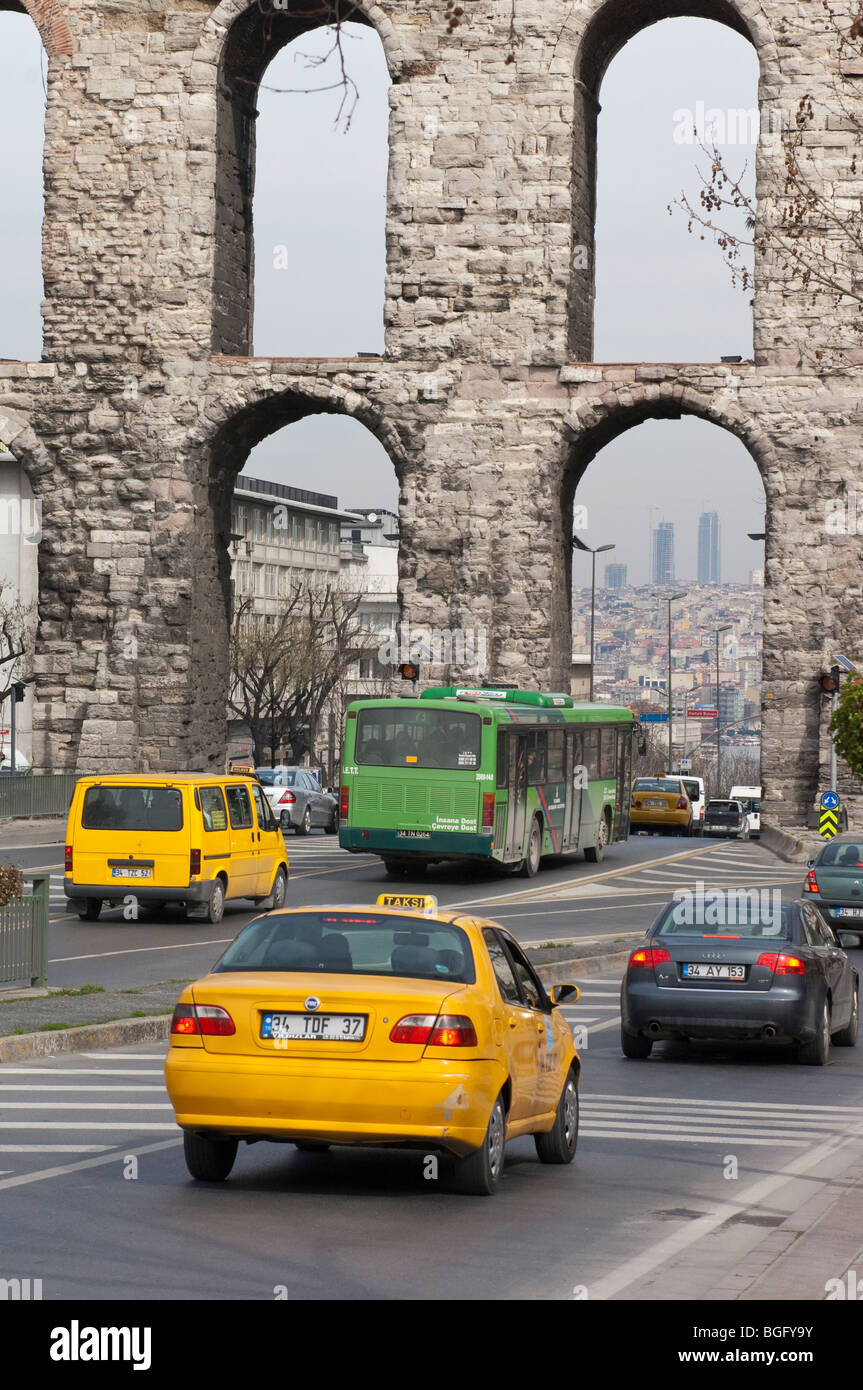 Fahrzeuge fahren durch den Aquädukt von Valens, Istanbul, Türkei Stockfoto