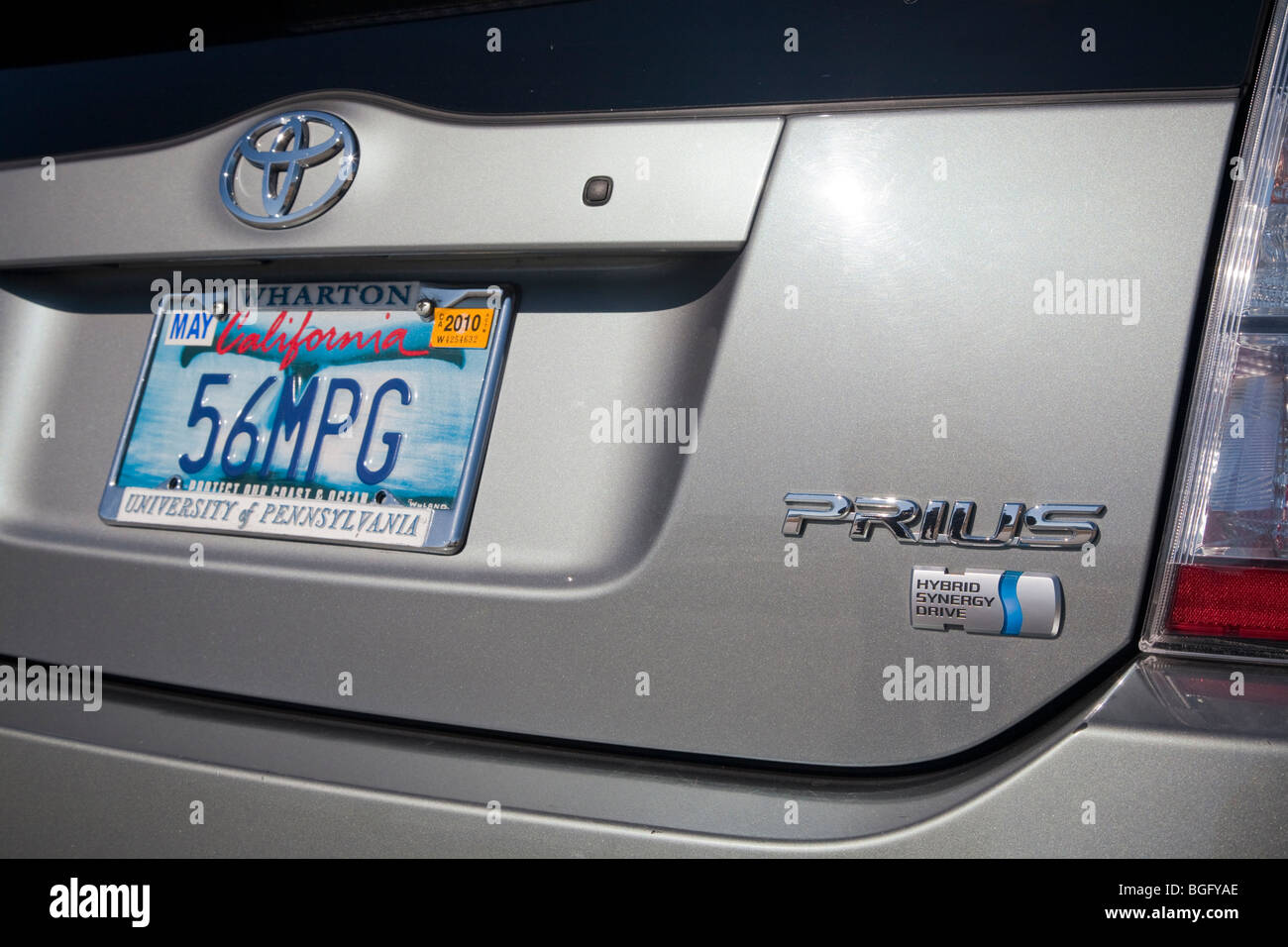 2004 Toyota Prius hat ein 56 MPG "benutzerdefinierte Nummernschild. Leute zahlen für kundenspezifische Platten und Erlös unterstützt verschiedene Ursachen. Stockfoto