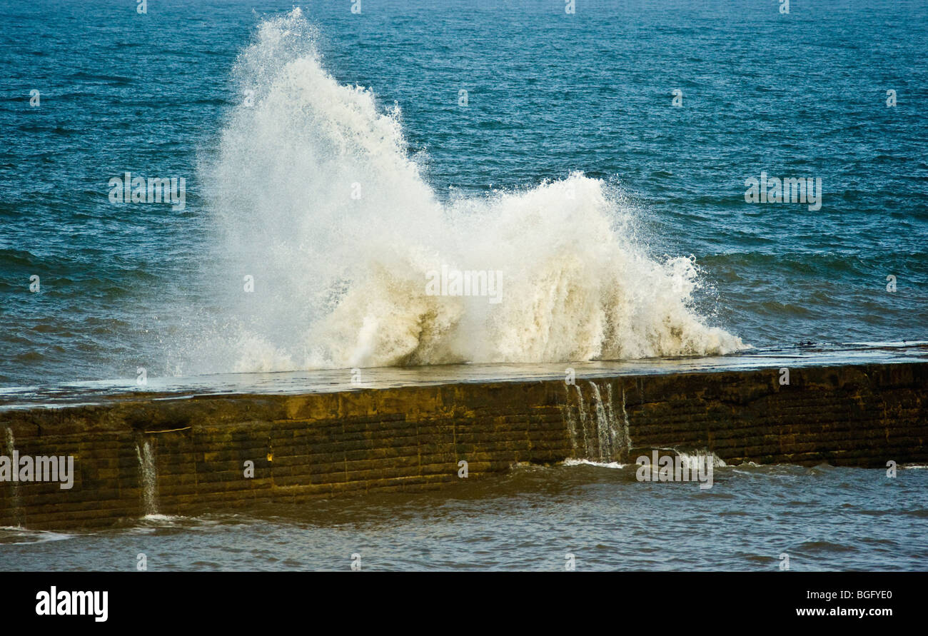 Wellen brechen über Hafenmauer bei Seaham North Dock, UK. Stockfoto