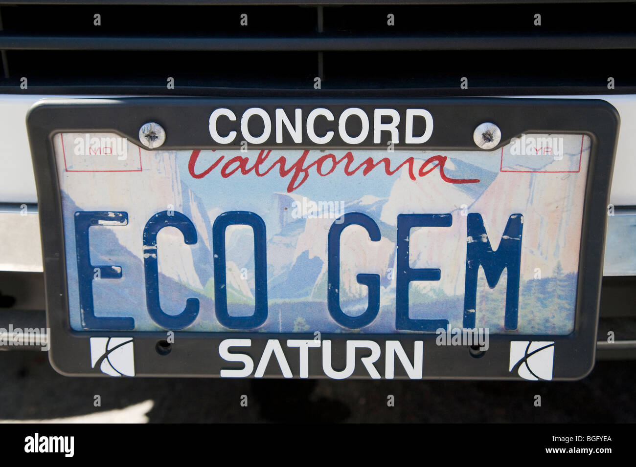 Close up Portrait of California 'ECO GEM' personalisierte Nummernschild auf Saturn Vue Auto. Stockfoto
