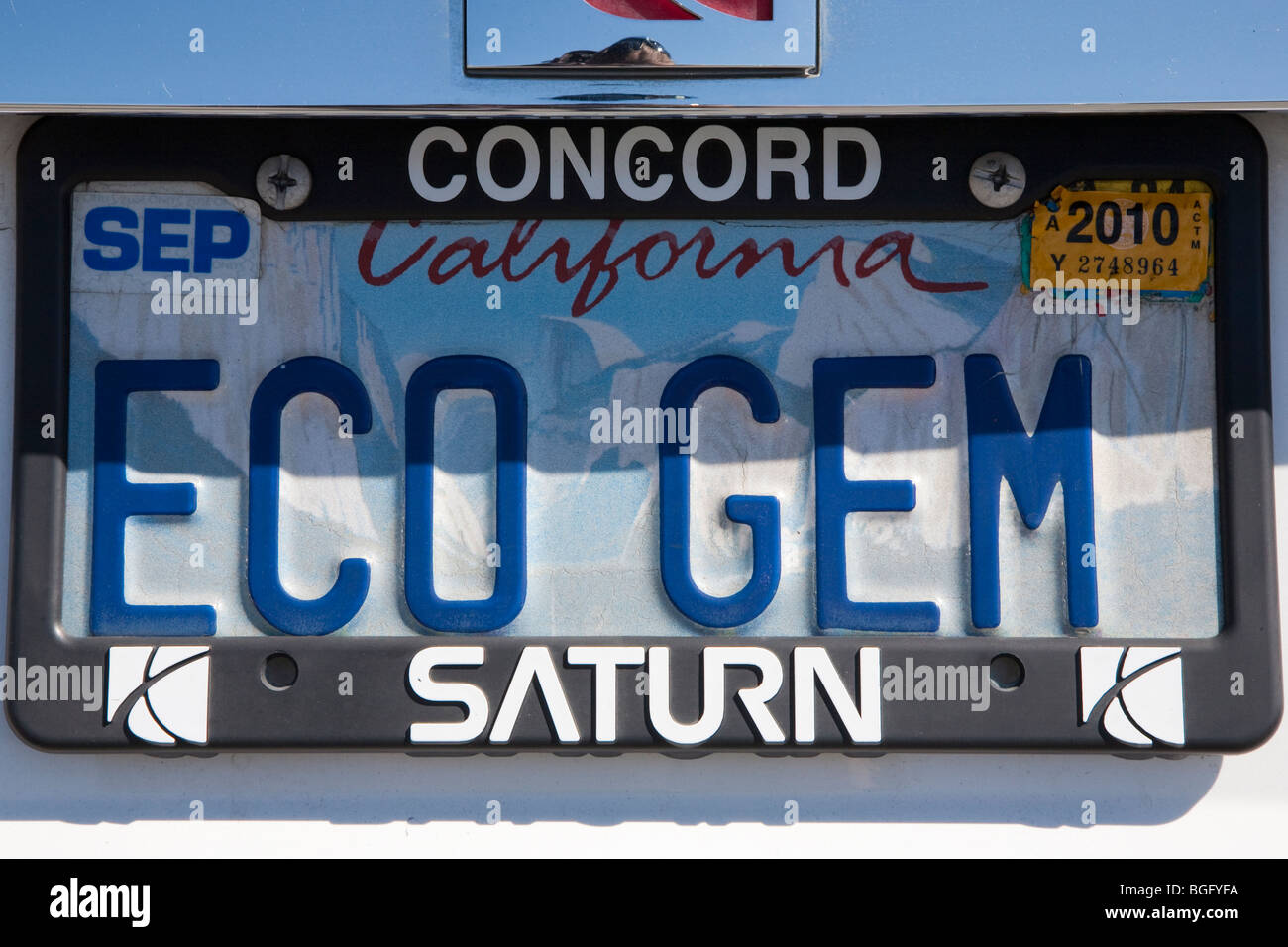 Close up Portrait of California 'ECO GEM' personalisierte Nummernschild auf Saturn Vue Auto. Stockfoto