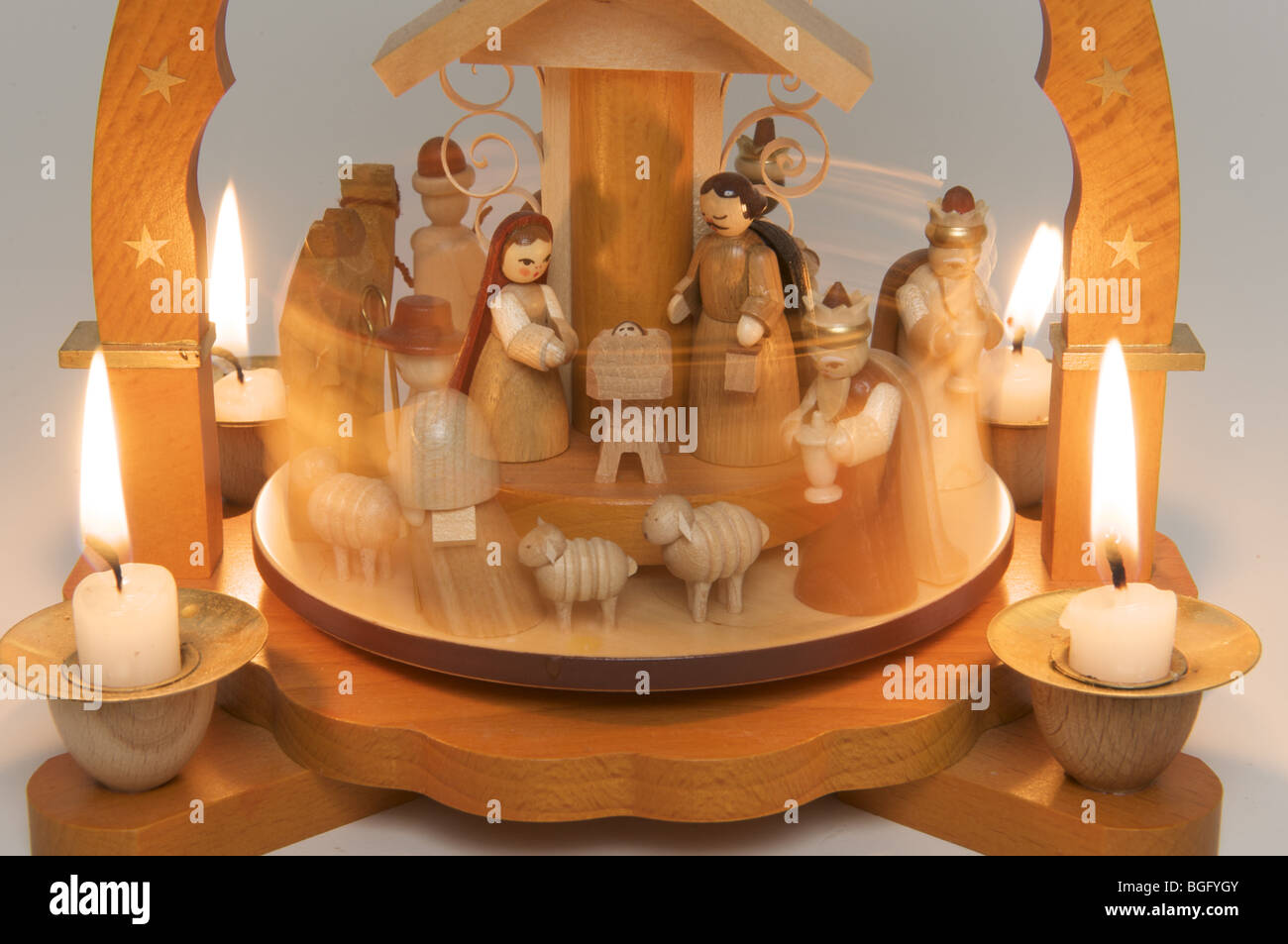 Traditionelle deutsche hölzerne Krippe Kerzenständer aus Erzgebirge Stockfoto