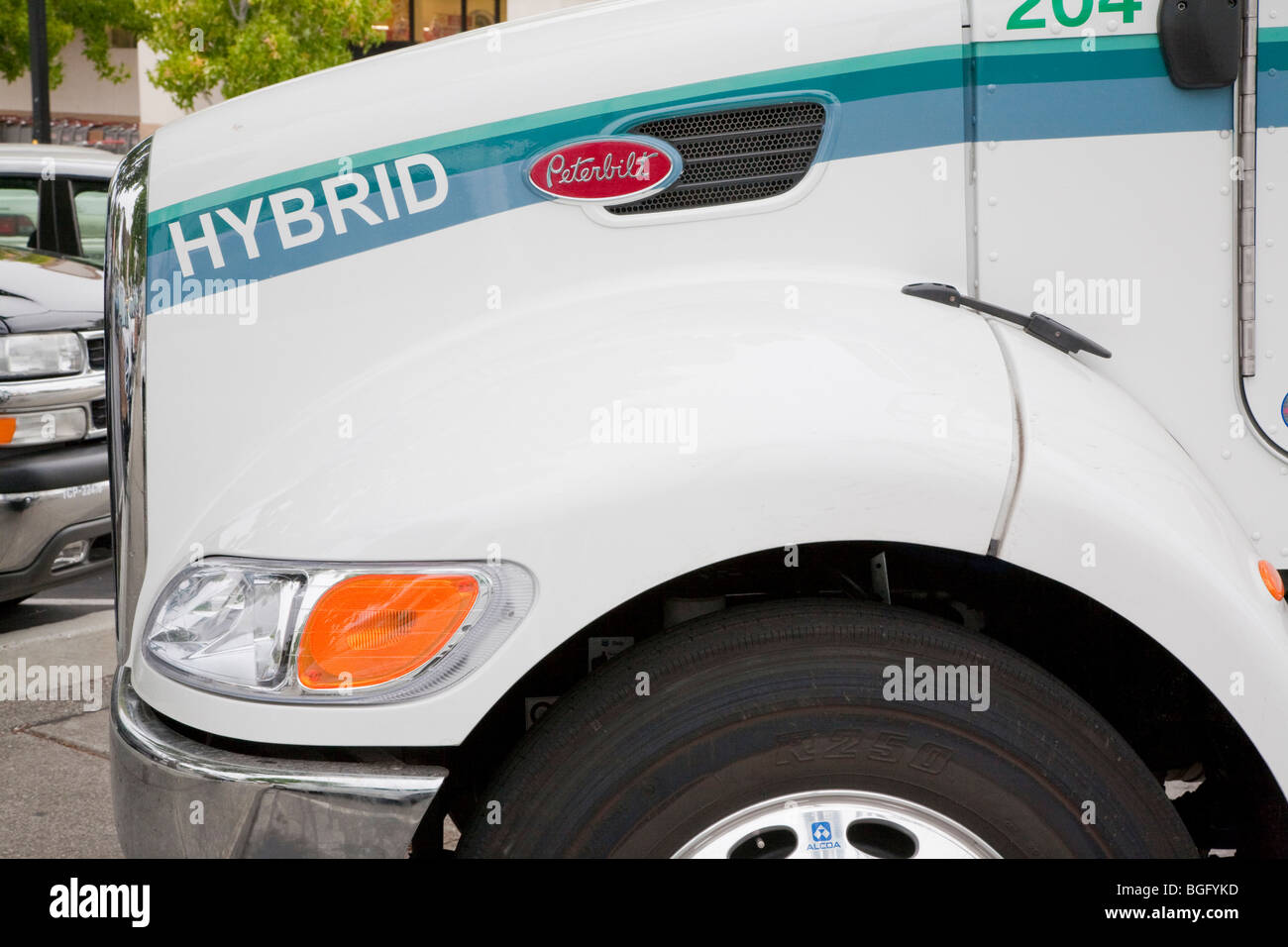 Enge, der Haube von Peterbilt Hybrid Electric (HE) Lkw Modell 330 Klasse 6 Fahrzeug. Kalifornien, USA. Stockfoto