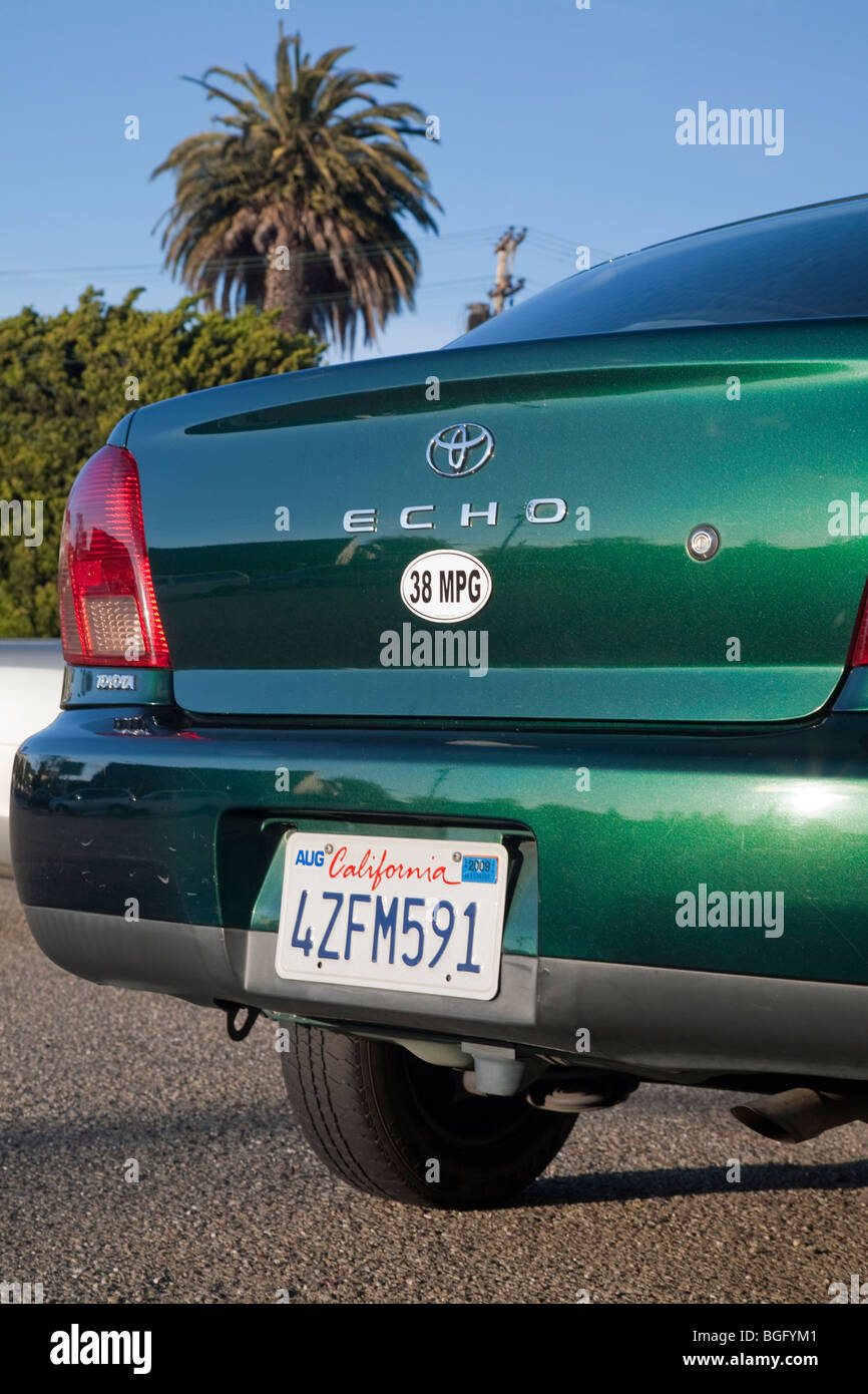 Rückansicht von 38 Meilen pro Gallone Kraftstoff effizient Toyota Echo Auto. Kalifornien, USA Stockfoto