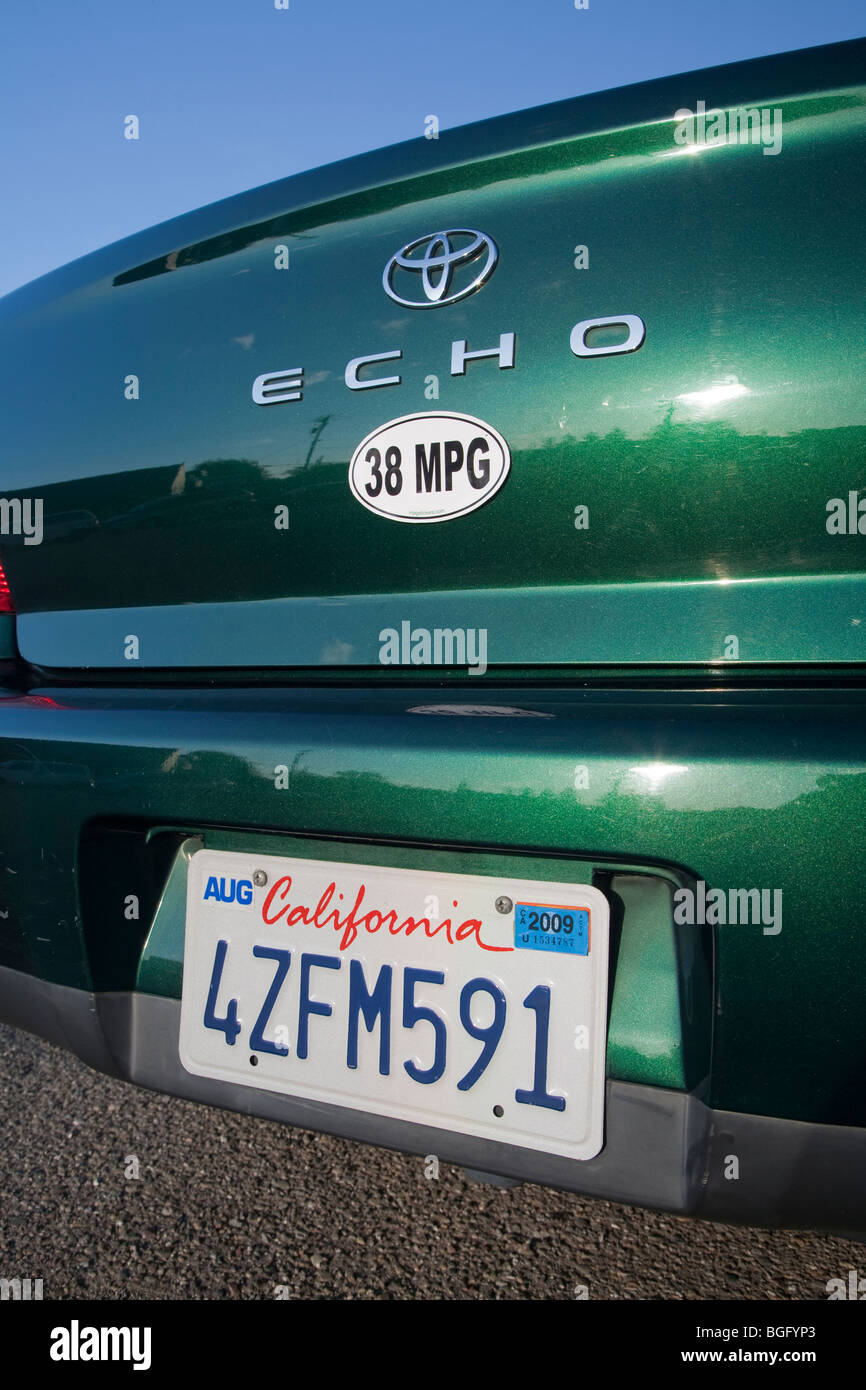Nahaufnahme von 38 Meilen pro Gallone Kraftstoff Effizienz Autoaufkleber auf ein grünes Auto Toyota Echo. Kalifornien, USA Stockfoto