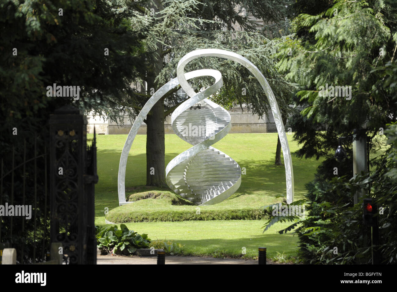 Skulptur von Charles Jencks der DNA-Doppelhelix am Clare College in Cambridge University Stockfoto