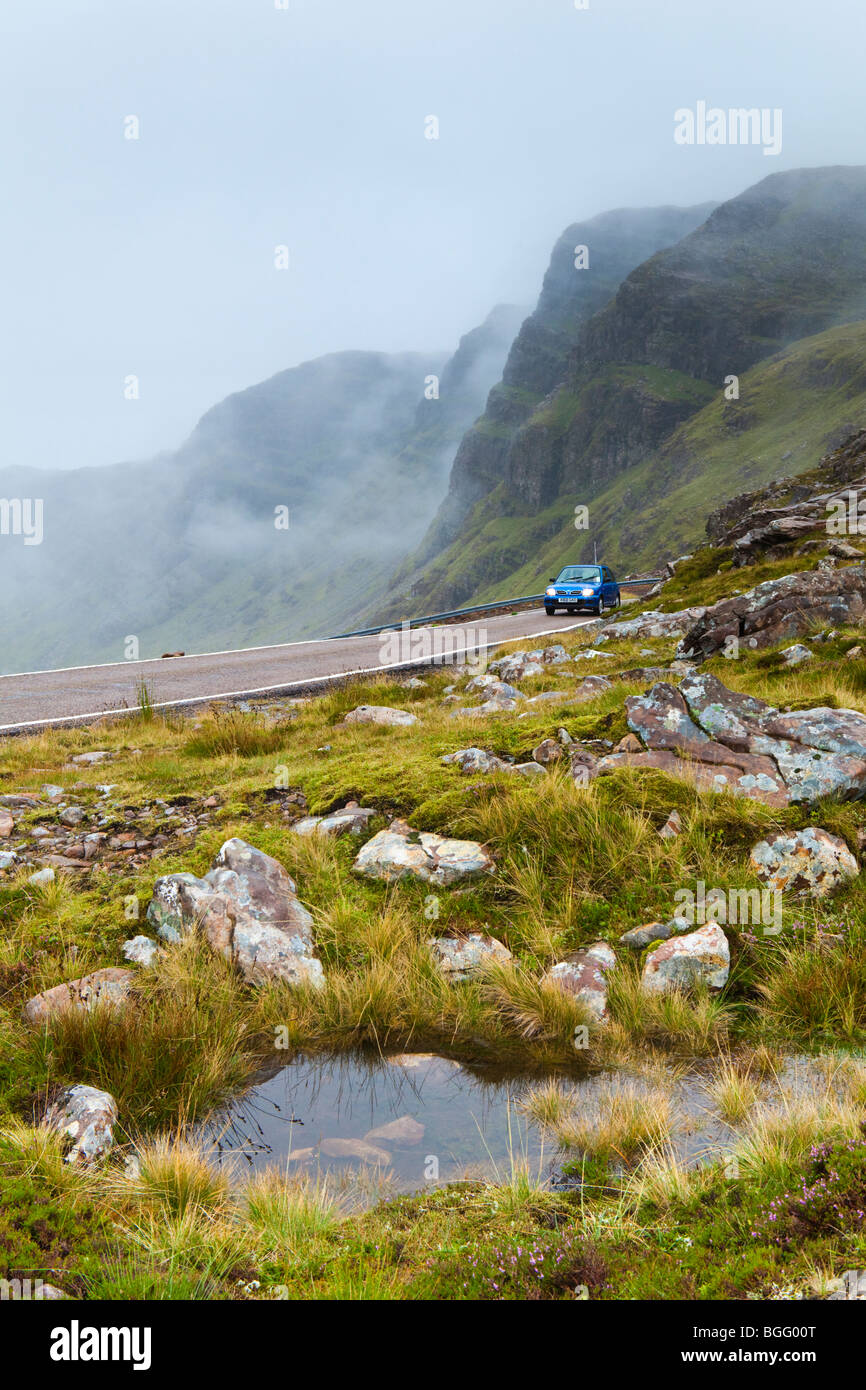 Scotch-Nebel schwebt über Bealach Na Ba, den Pass des Viehs, östlich von Applecross, Highland, Schottland Stockfoto