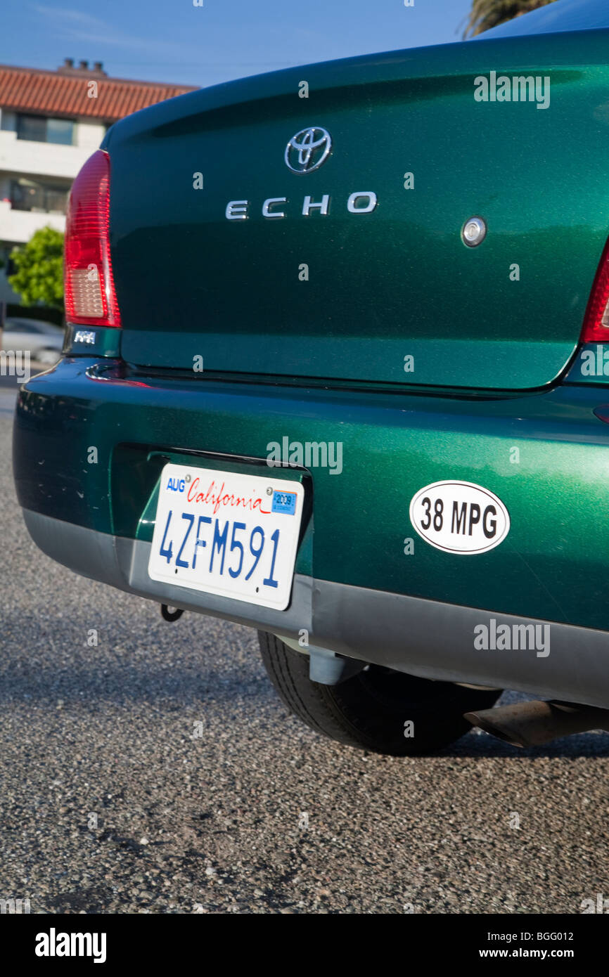 Rückansicht von 38 Meilen pro Gallone Kraftstoff effizient Toyota Echo Auto. Kalifornien, USA Stockfoto