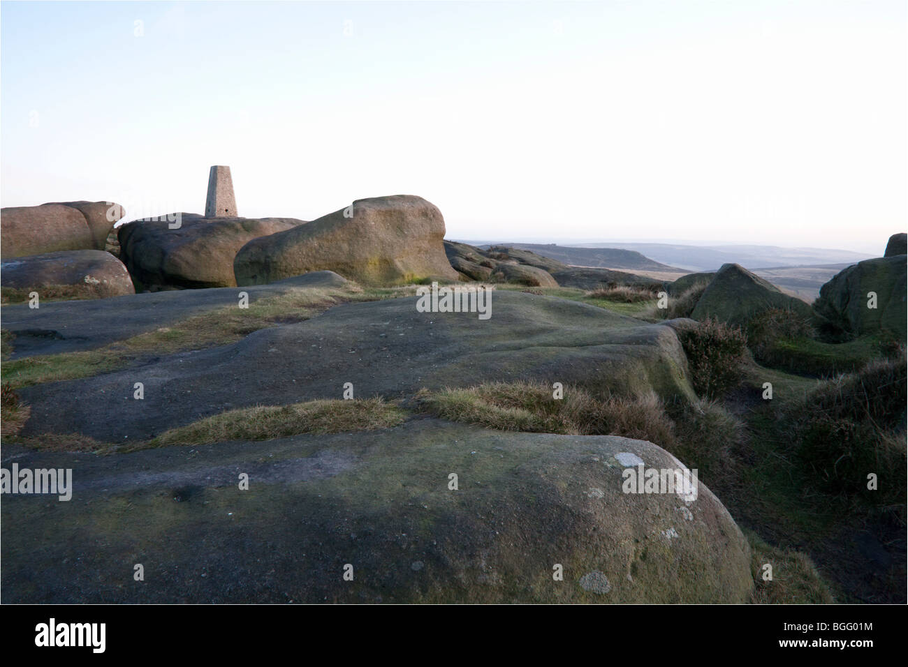 Die trigonometrischen Punkt auf Stanage Edge Derbyshire genommen in der Morgendämmerung im winter Stockfoto