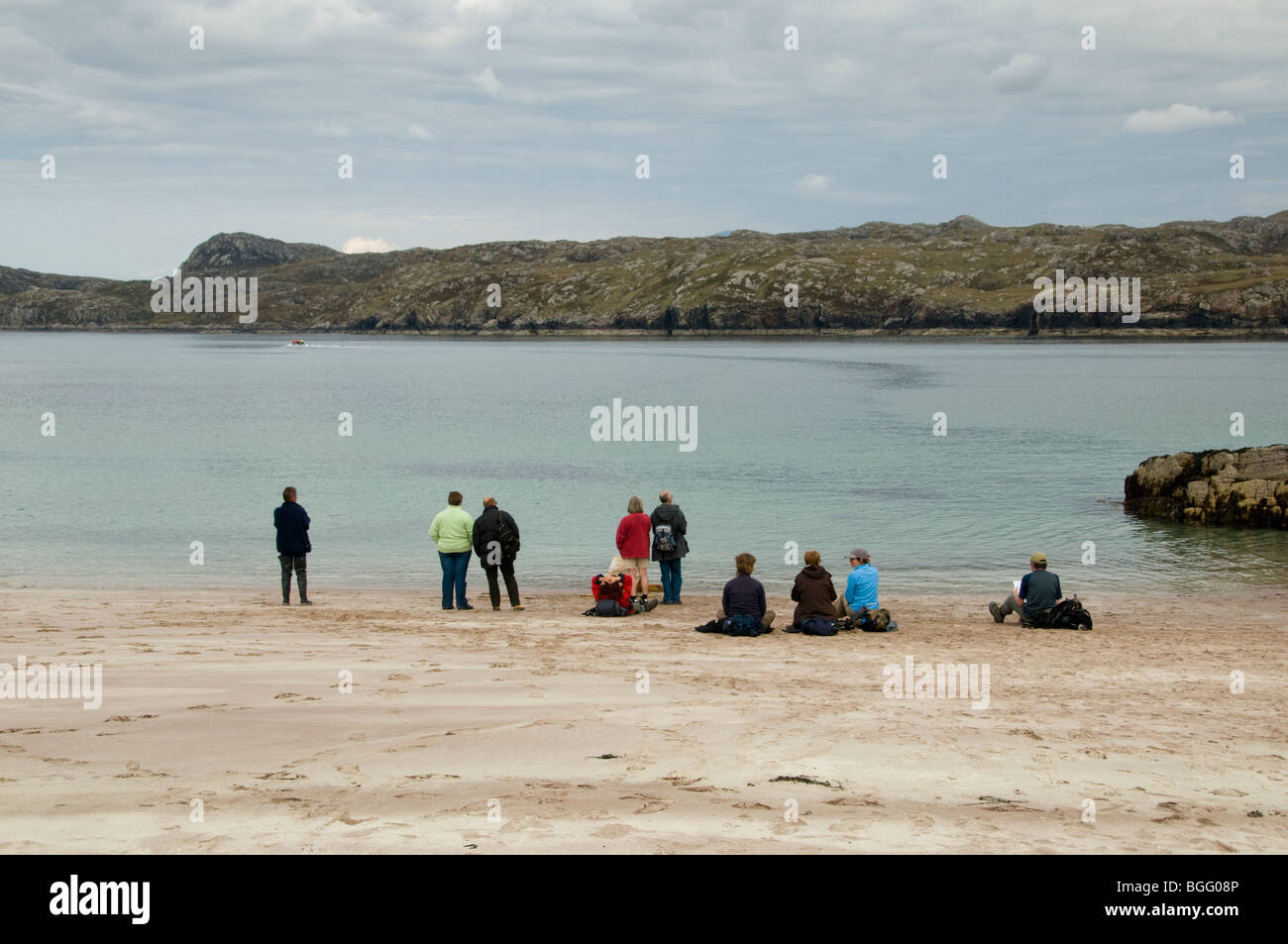 Besucher Handa Insel warten auf die Fähre um sie zurück zu dem schottischen Festland an einem ruhigen Tag Stockfoto