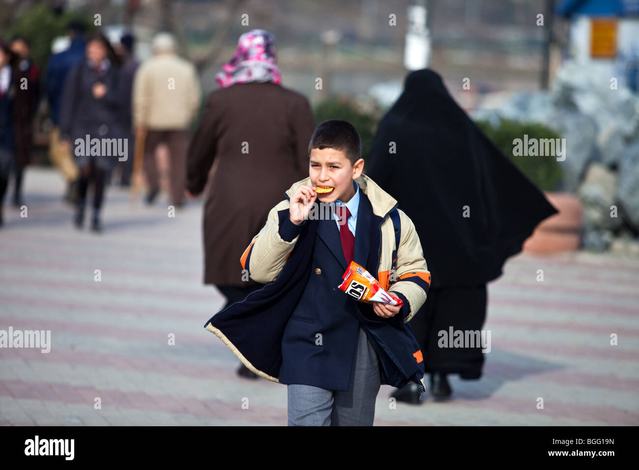 Türkische Schüler auf dem Weg von der Schule in Eyüp, Istanbul, Türkei Stockfoto