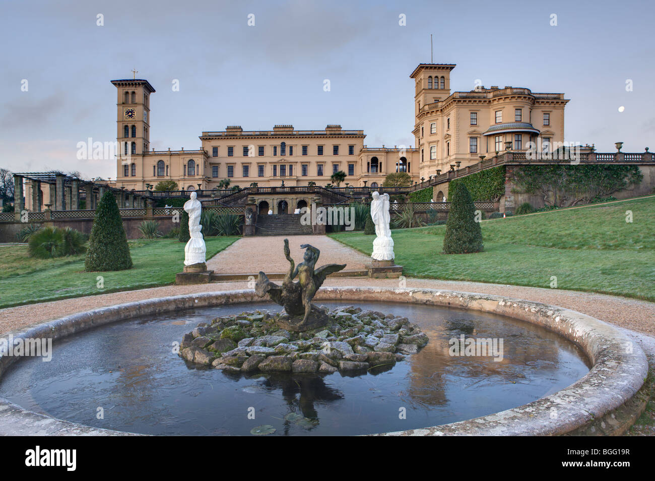 Osborne House - Königin Victorias Familie Home - Blick auf vereisten Teich - geschützt Statuen - Mond sichtbar - vor Sonnenaufgang Stockfoto