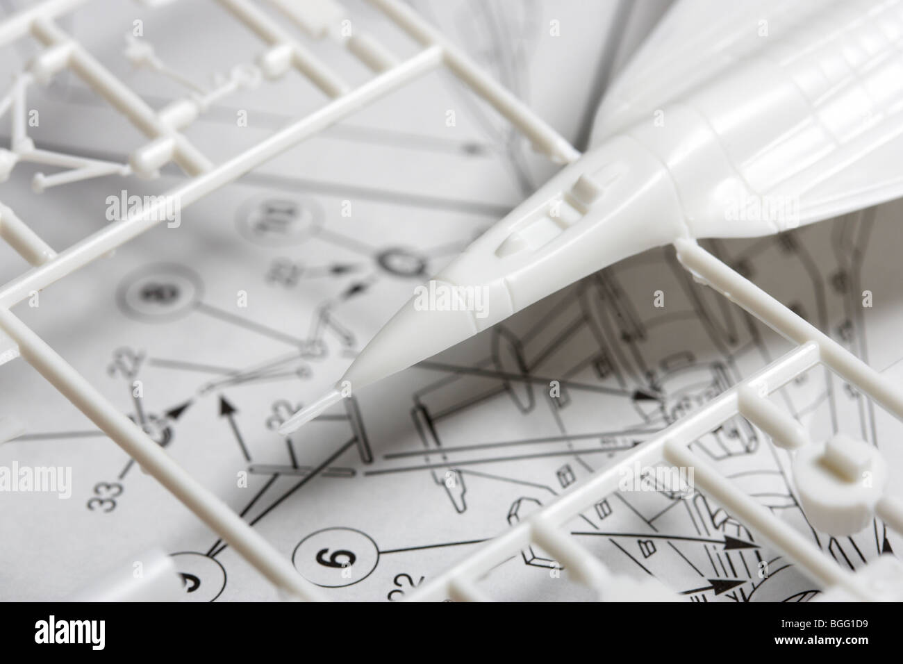 Spielzeug-Flugzeug-Bausatz mit Anleitung Stockfoto