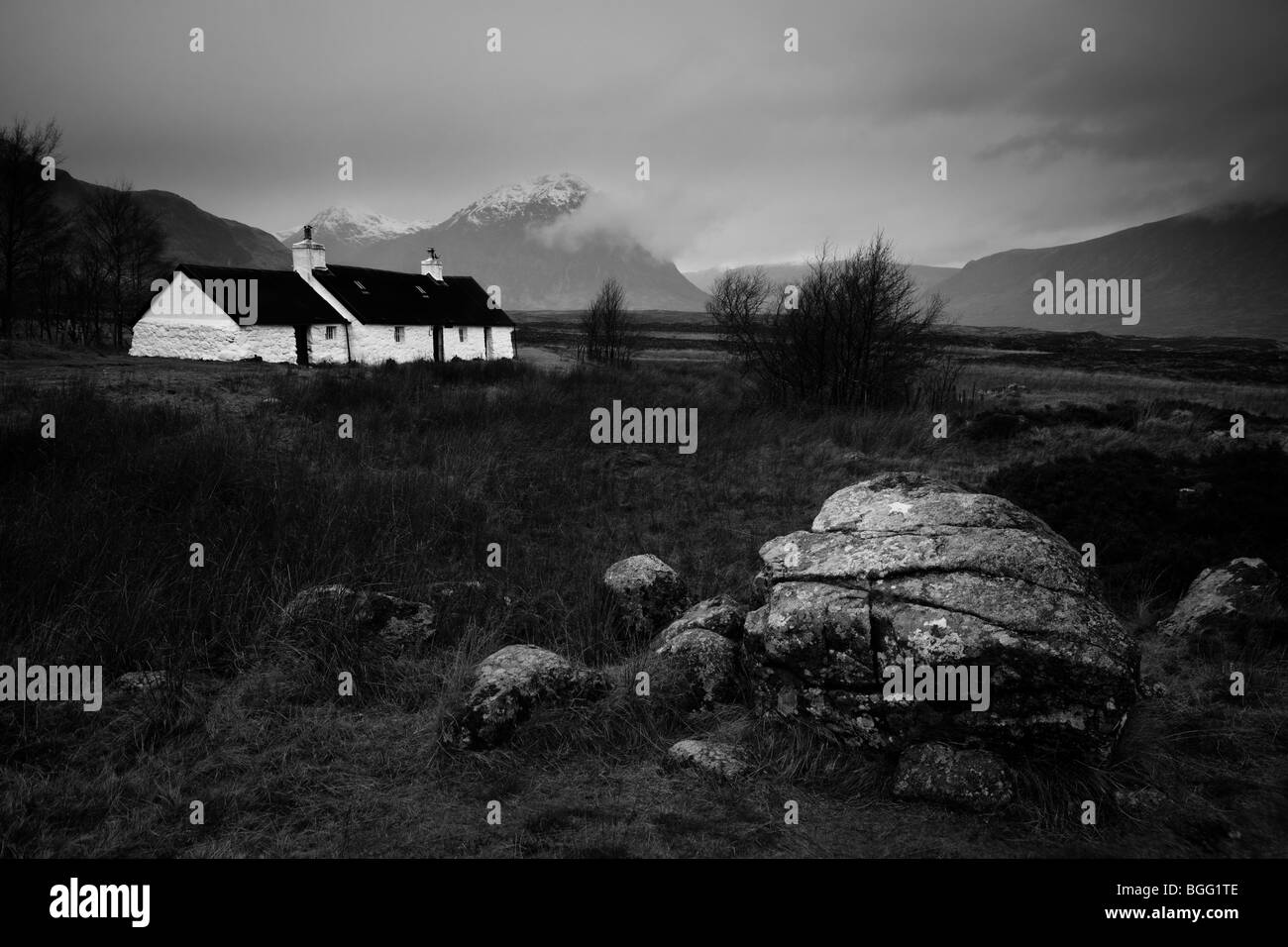 Schwarz / weiß Bild von Blackrock Cottage, Glen Coe, Schottisches Hochland Stockfoto