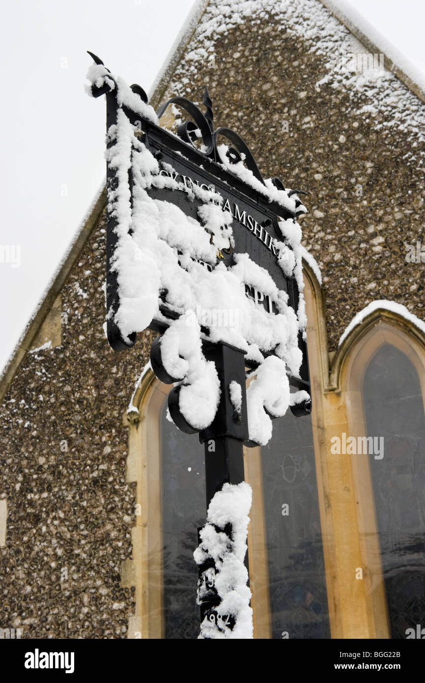 Buckinghamshire best gehüteten Ortsschild Winter schneebedeckt außerhalb einer Kirche in Seer Green Dollar UK Stockfoto