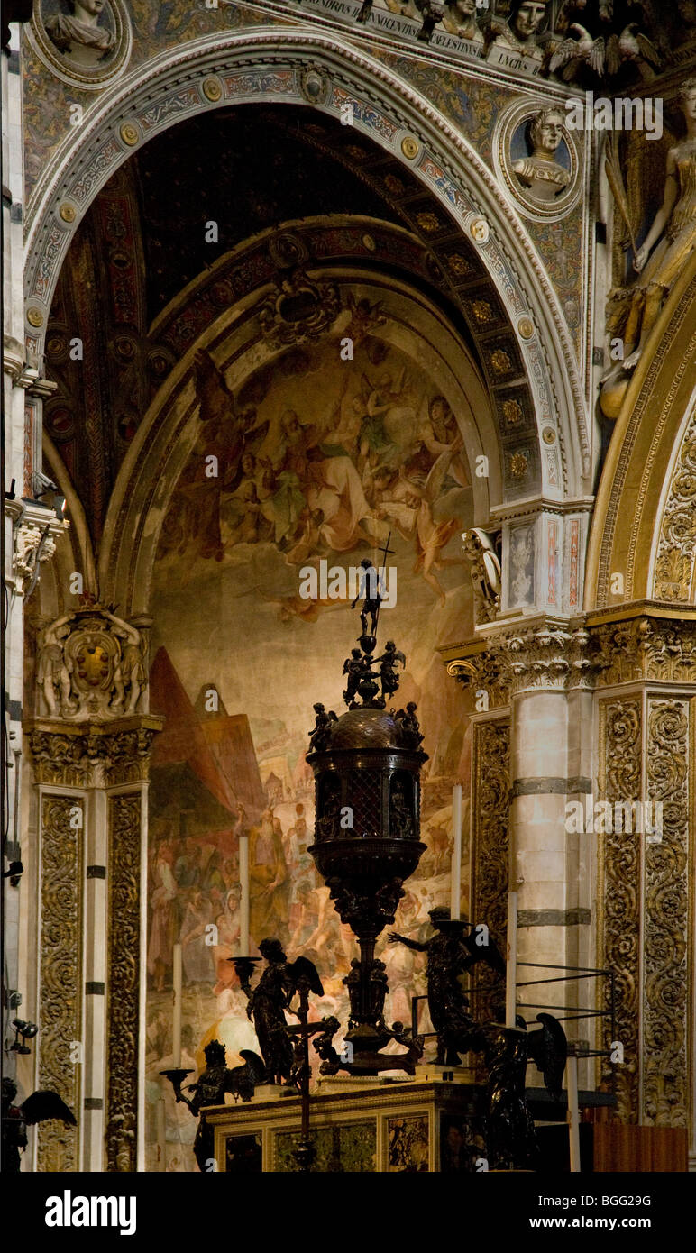 Fresken und riesige reich verzierten Altar Dekorationen innerhalb der Dom in Siena Toskana Stockfoto