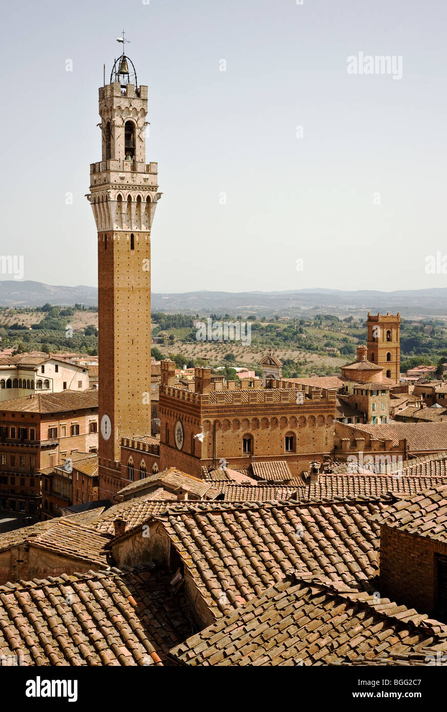Der Torre del Mangia und das Museo Civico steigen über den Dächern von Siena in der südlichen Toskana Italien Stockfoto