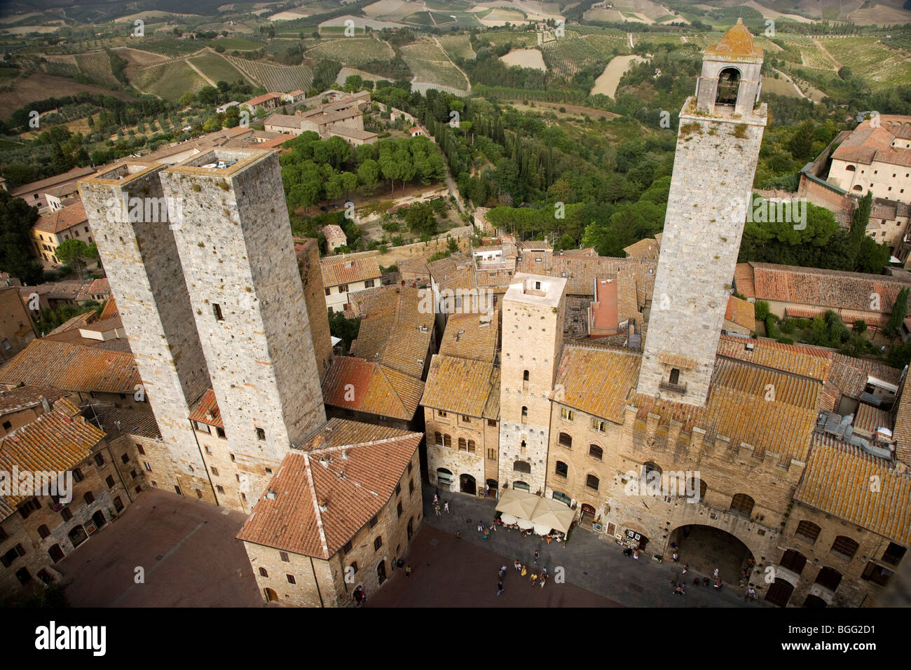 Blick vom Torre Grossa der die Hügel San Gimignano der Piazza del Duomo und raus auf die senesische Landschaft Stockfoto