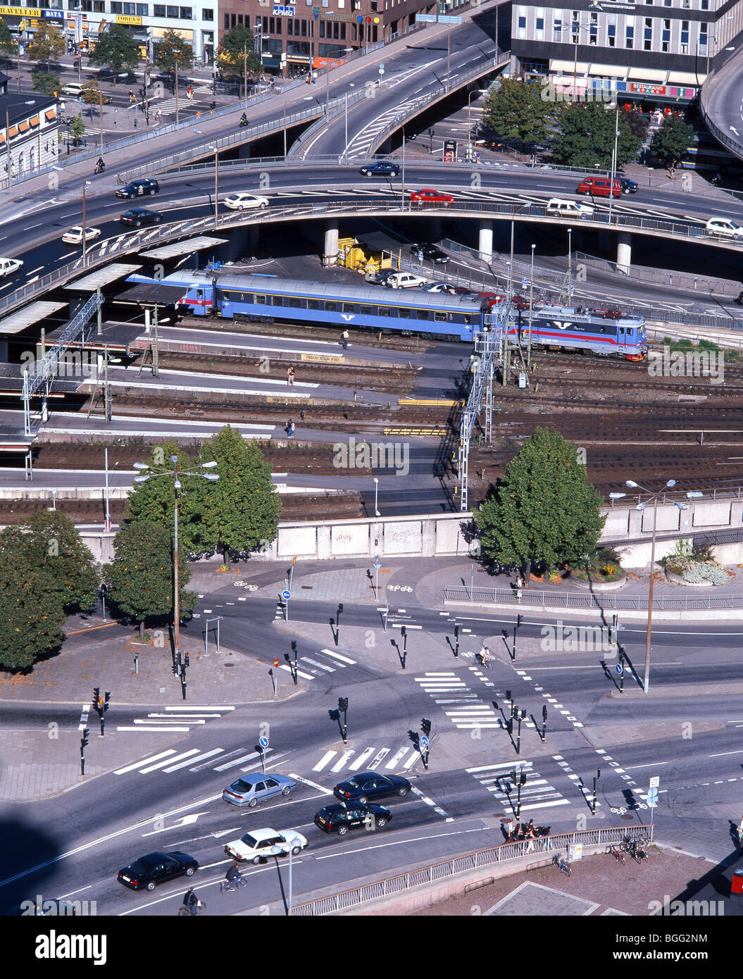 Straßen-, Schienen- und Pkw-Verkehr, Norrmalm, Stockholm, Königreich Schweden Stockfoto