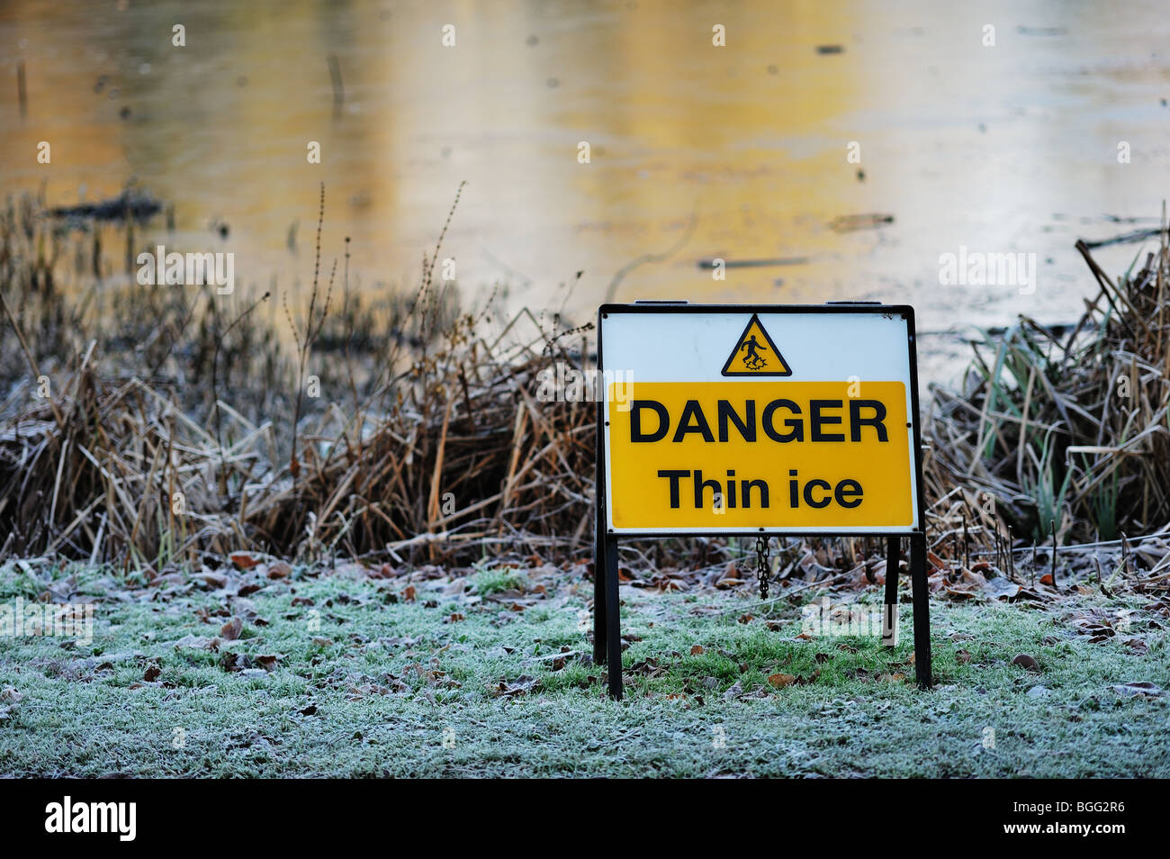 Gefahrenzeichen dünne Eis an einem See Stockfoto