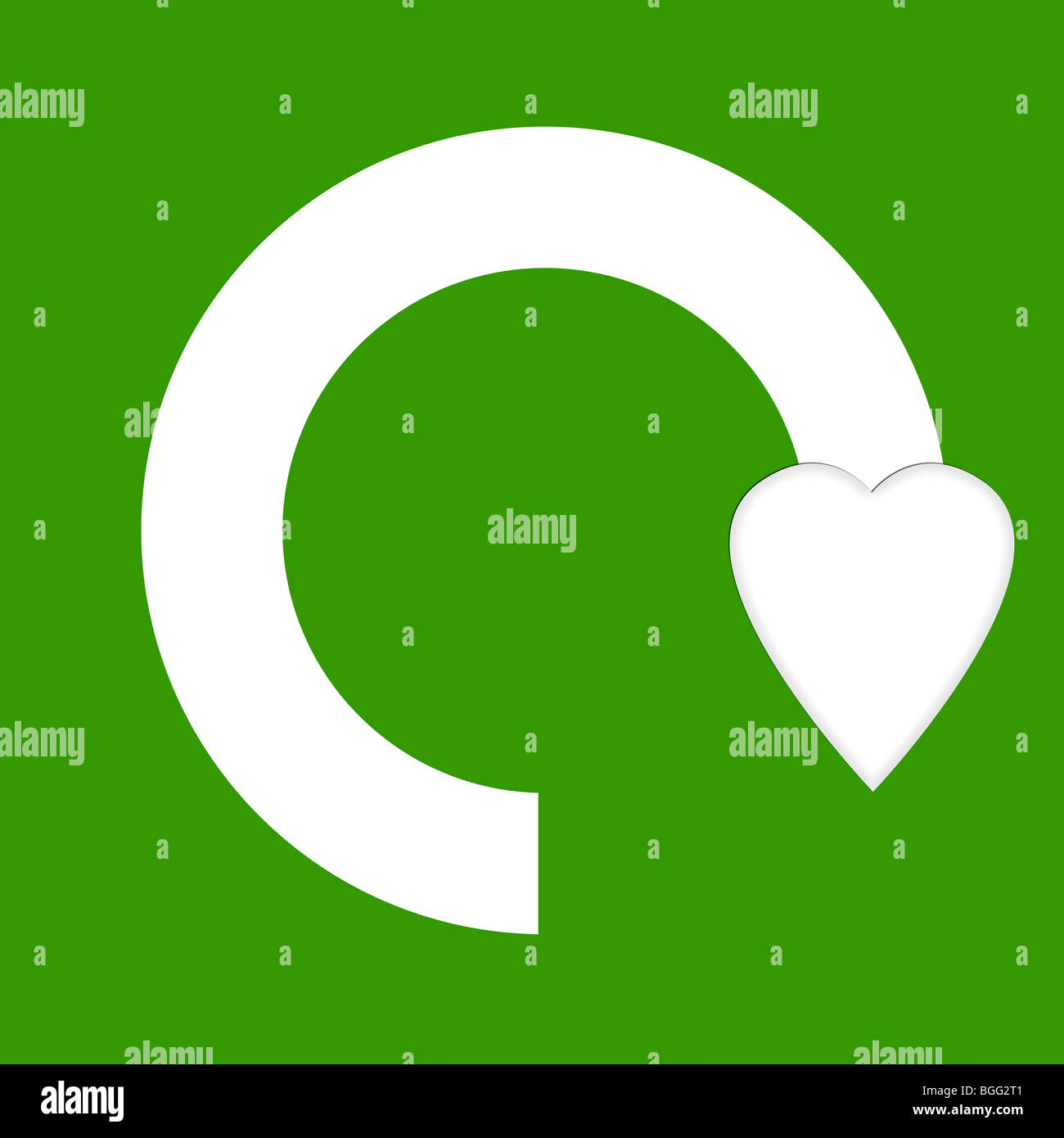 Liebe Recyclingsymbol mit Herz, isoliert auf grünem Hintergrund. Stockfoto