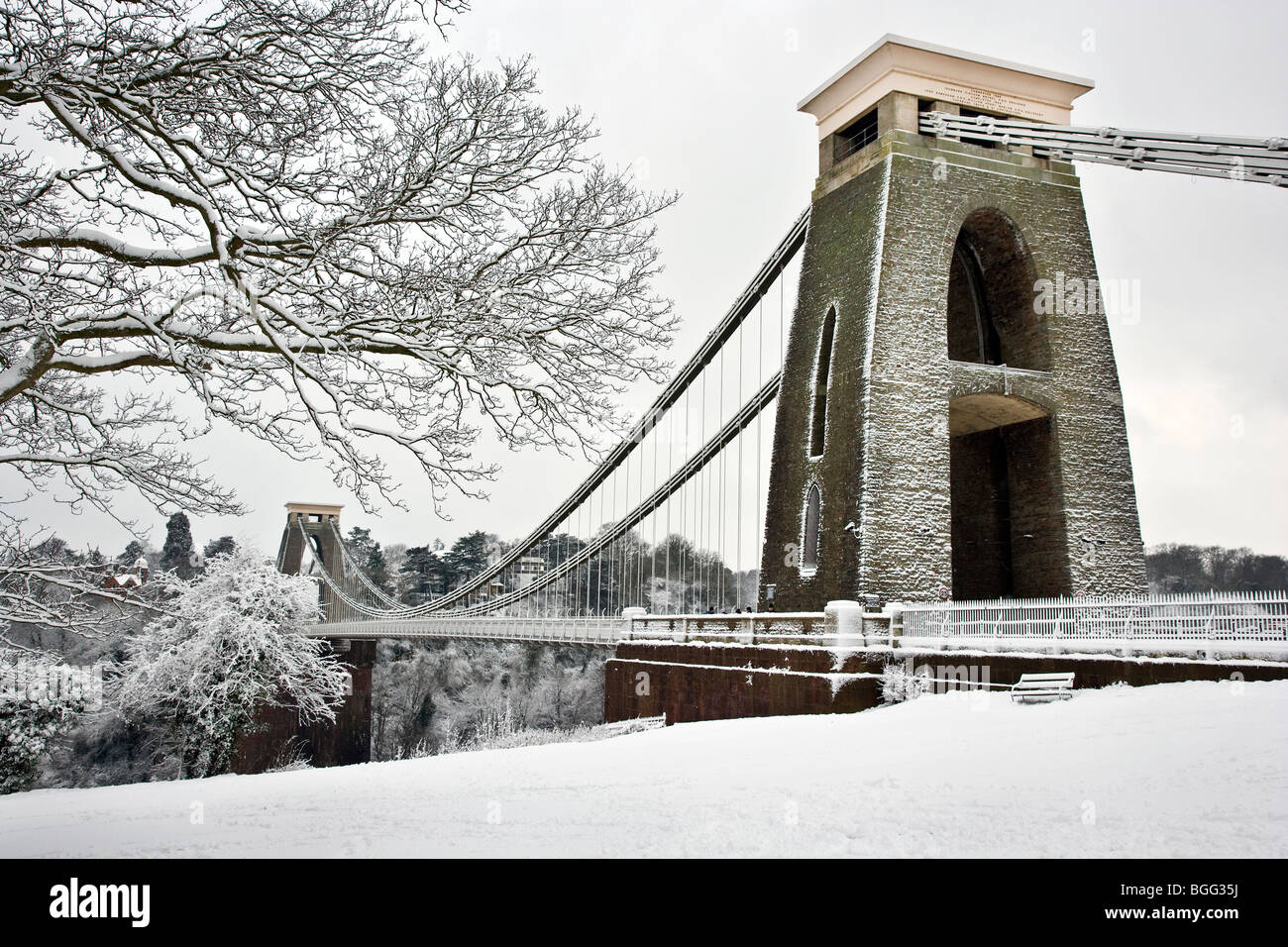 Clifton Suspension Bridge im Winterschnee Stockfoto