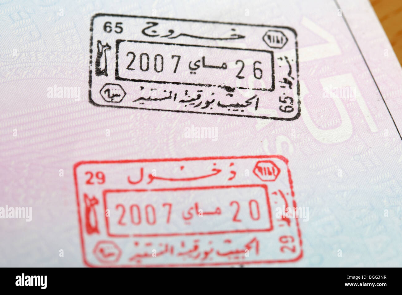 EU-irischen Pass gestempelt mit ein- und Ausreise-Visa mit arabischen Schrift für Tunesische Republik Stockfoto