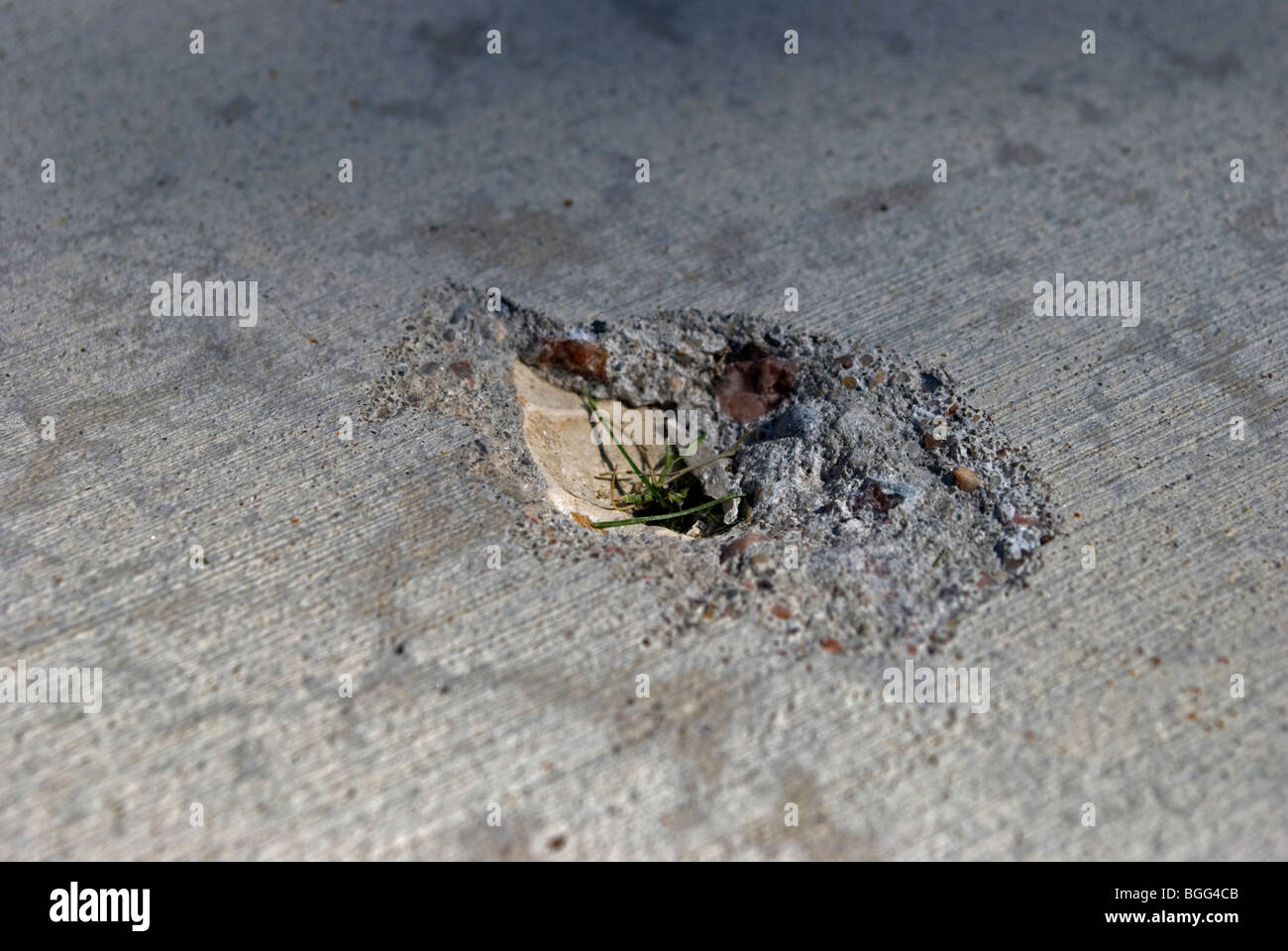 Konkrete Auffahrt Defekt mit Grass Büschel: Waupaca, WI Stockfoto