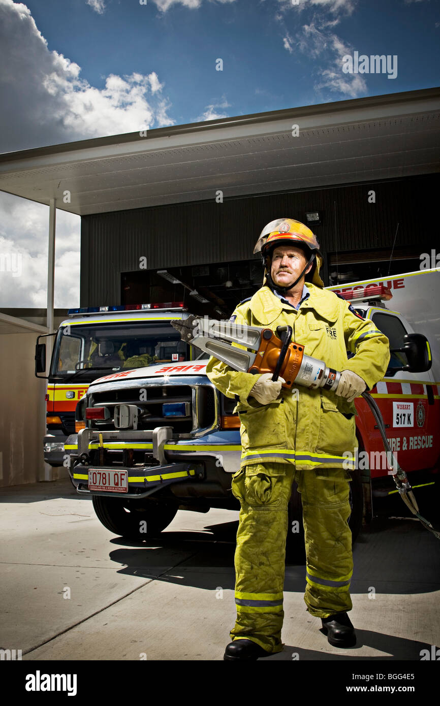 Feuerwehrmann hält die "Jaws Of Life" Stockfoto