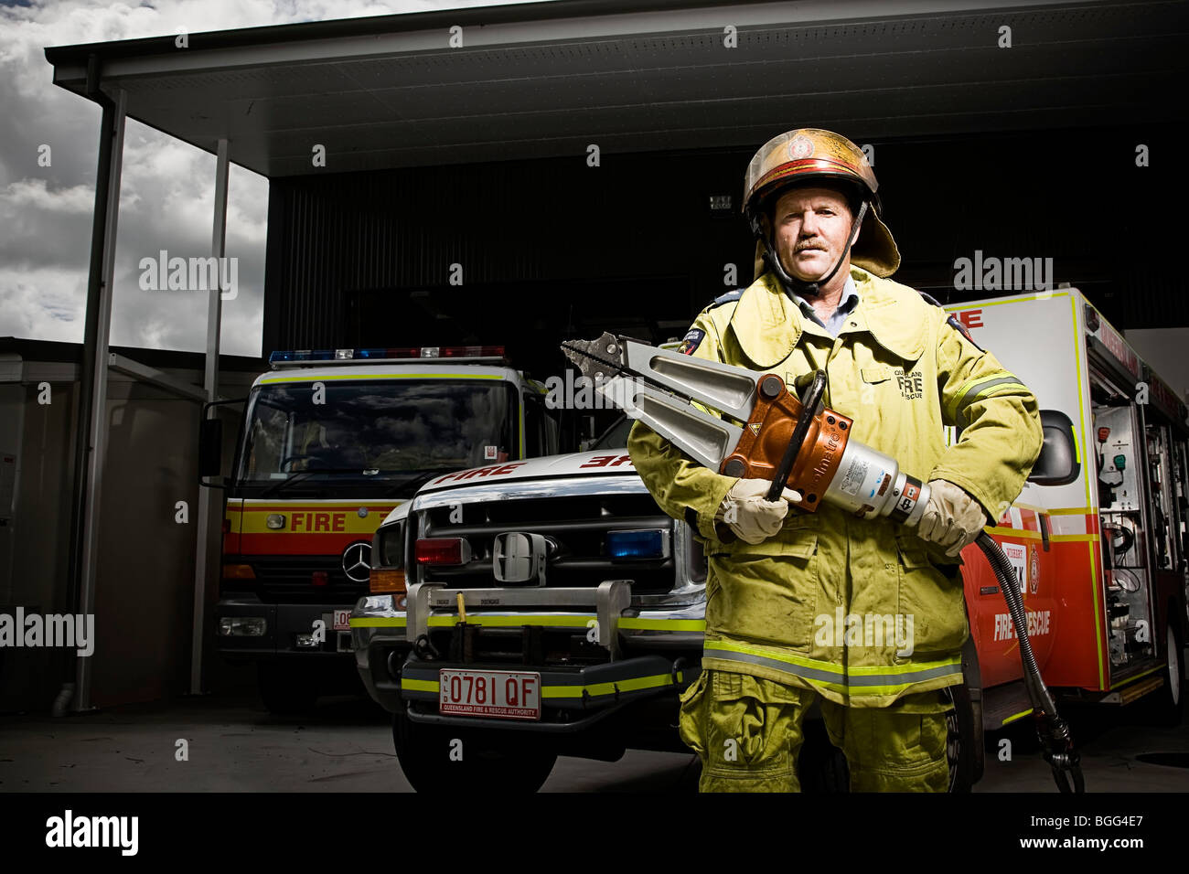 Feuerwehrmann hält die "Jaws Of Life" Stockfoto