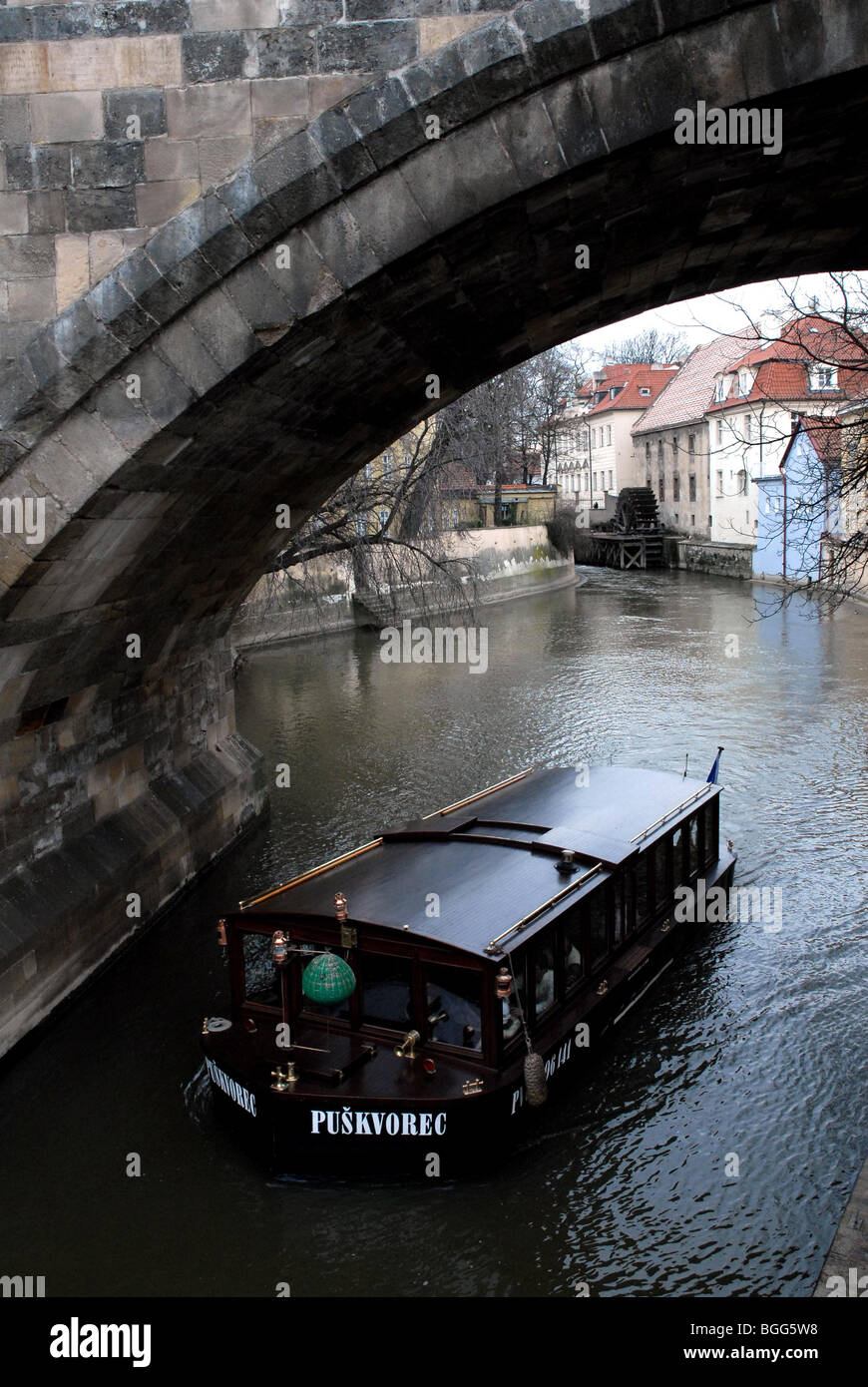 Unter St. Charles Bridge Stockfoto