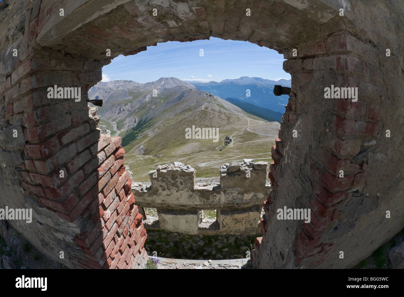 Einen Blick auf das Susa-Tal von der Jafferau verfallene Festung, Bardonecchia (To), Piemont, Italien Stockfoto